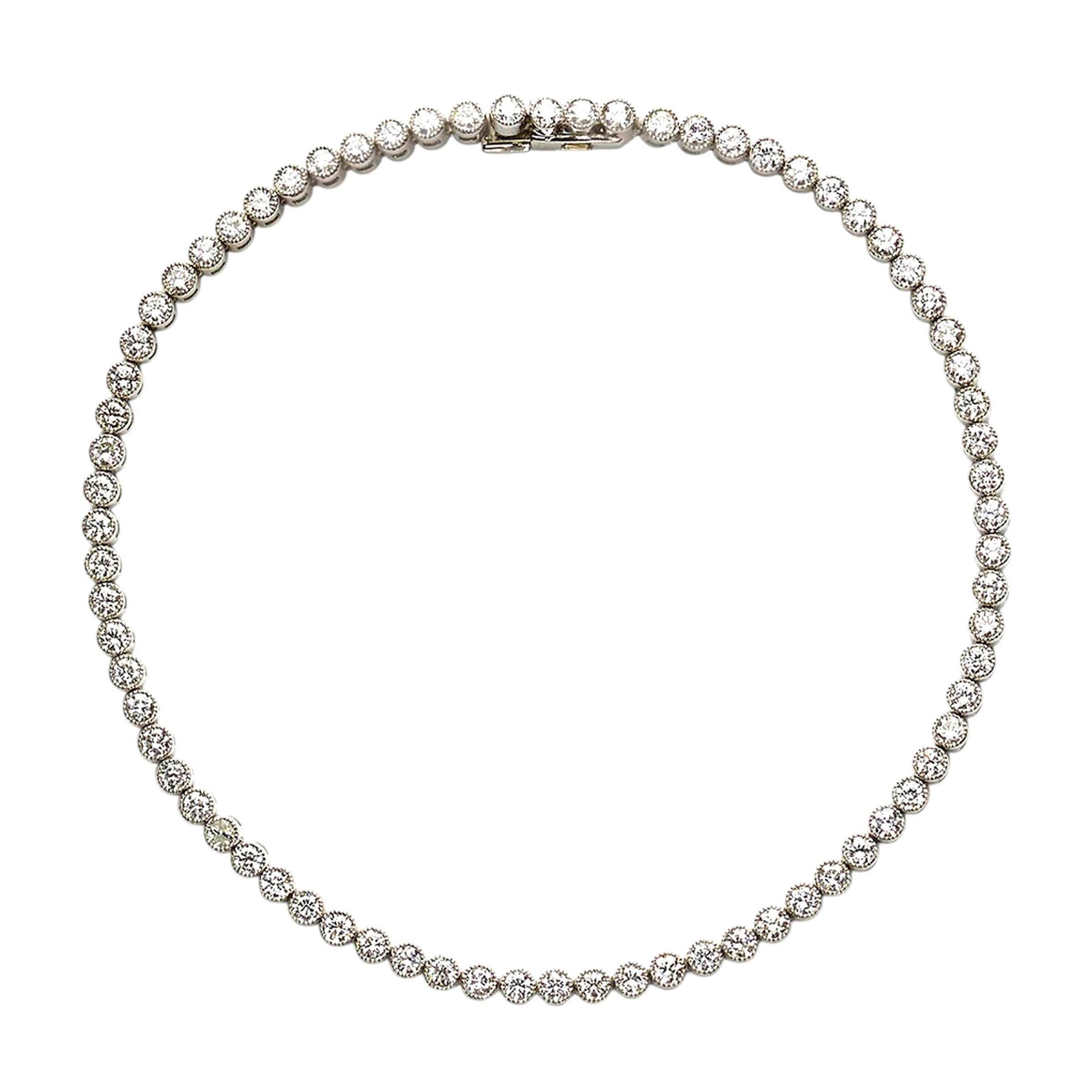 Ein Armband aus Diamanten und Platin, besetzt mit insgesamt 1,85 Karat runden Diamanten im Brillantschliff, in einzeln verknüpften Fassungen mit Schleifkanten, montiert in Platin.
