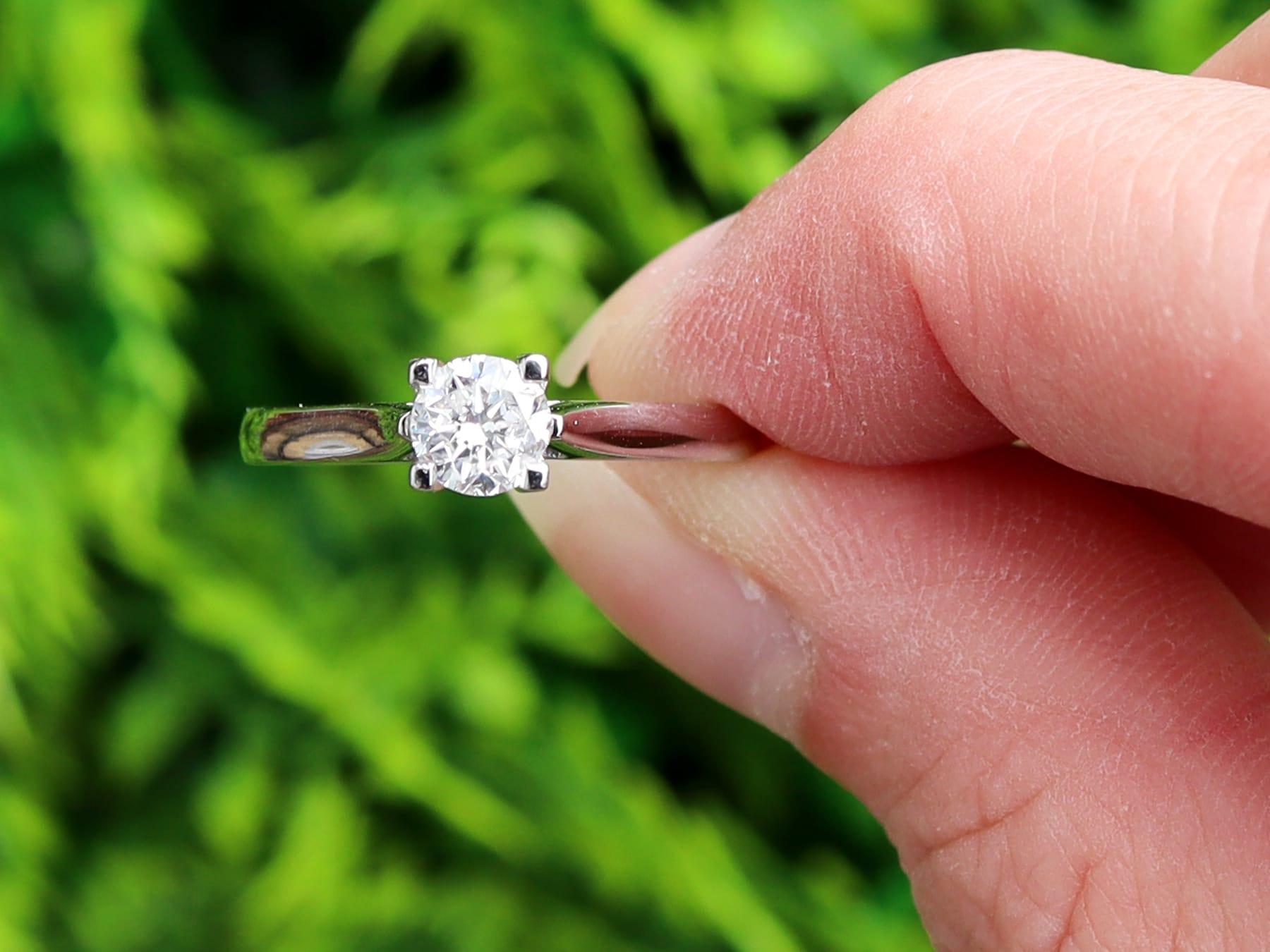 Une impressionnante bague de fiançailles contemporaine de 0.45 carat en diamant et platine, de style solitaire, qui fait partie de nos diverses collections de bijoux en diamant et de bijoux de succession.

Cette bague de fiançailles à quatre