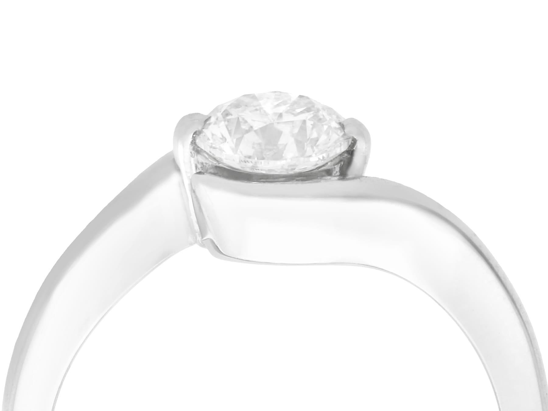 Contemporary 0.99 Carat Diamond and Platinum Solitaire Engagement Ring For Sale