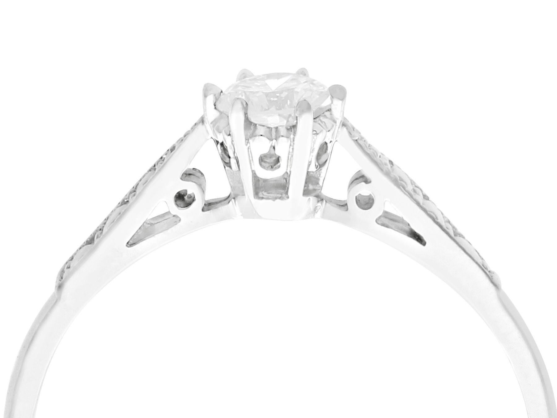 Taille ronde Bague de fiançailles solitaire en platine et diamant en vente