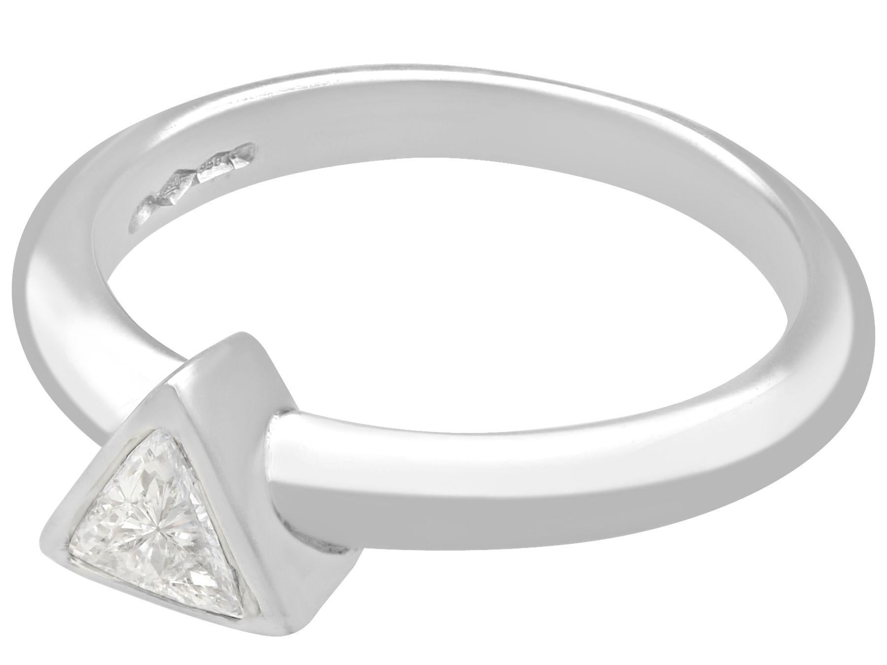 Taille trillion Bague de fiançailles solitaire en platine et diamant en vente