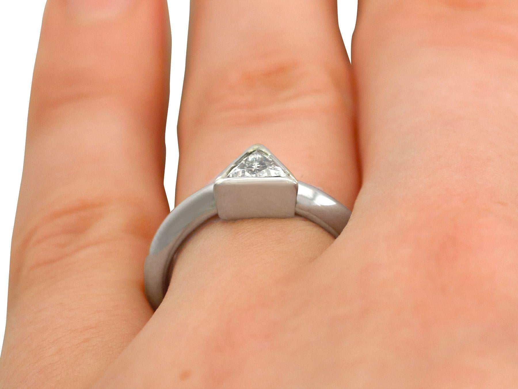 Bague de fiançailles solitaire en platine et diamant en vente 3