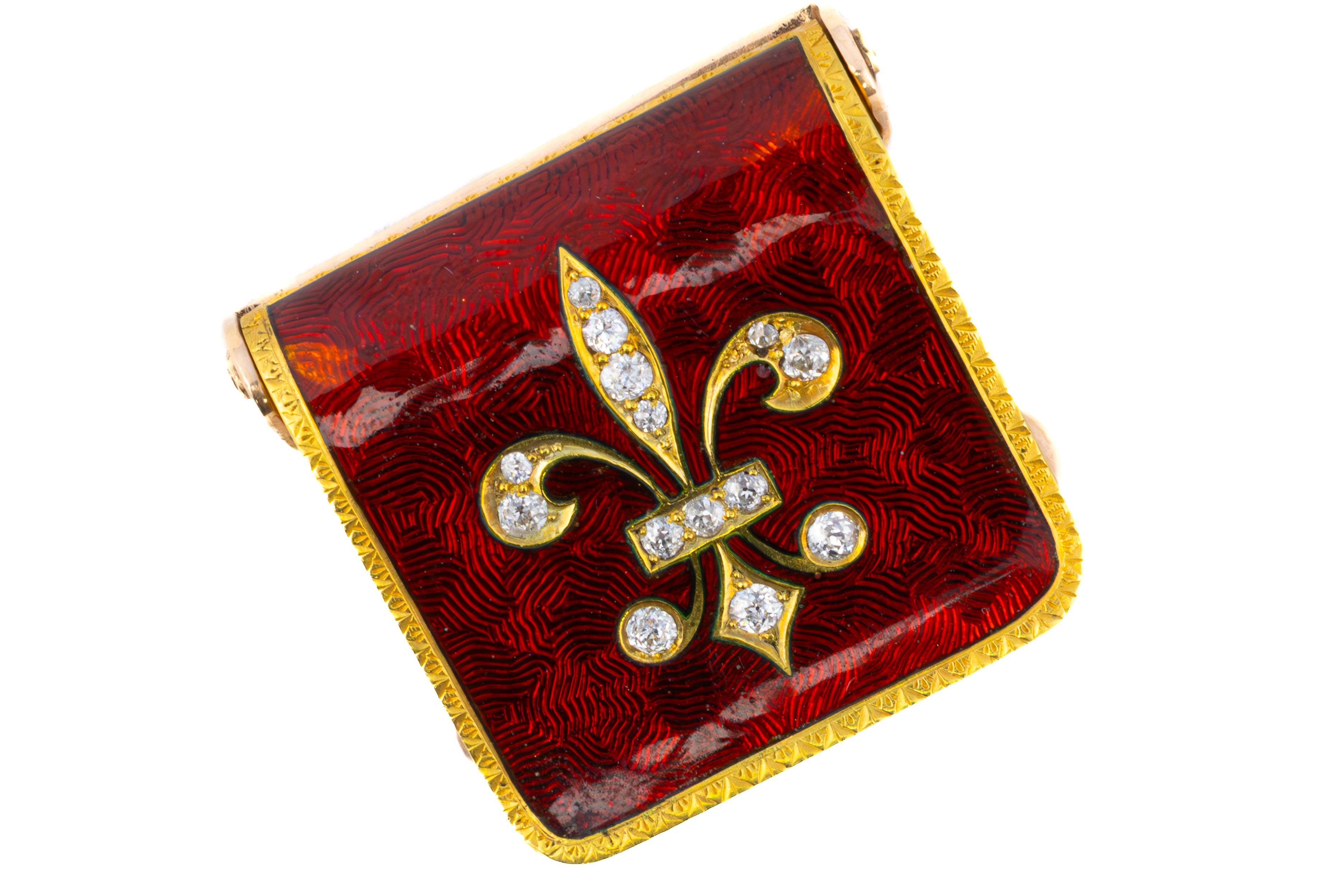 Fleur-de-Lis-Ohrringe mit Diamanten und roter Emaille

Beschreibung:
Ein kühnes Paar Ohrringe mit tiefroten, guillochierten Emaille-Elementen, in deren Mitte sich jeweils ein mit schimmernden runden Diamanten besetztes Fleur-de-Lis-Motiv befindet.