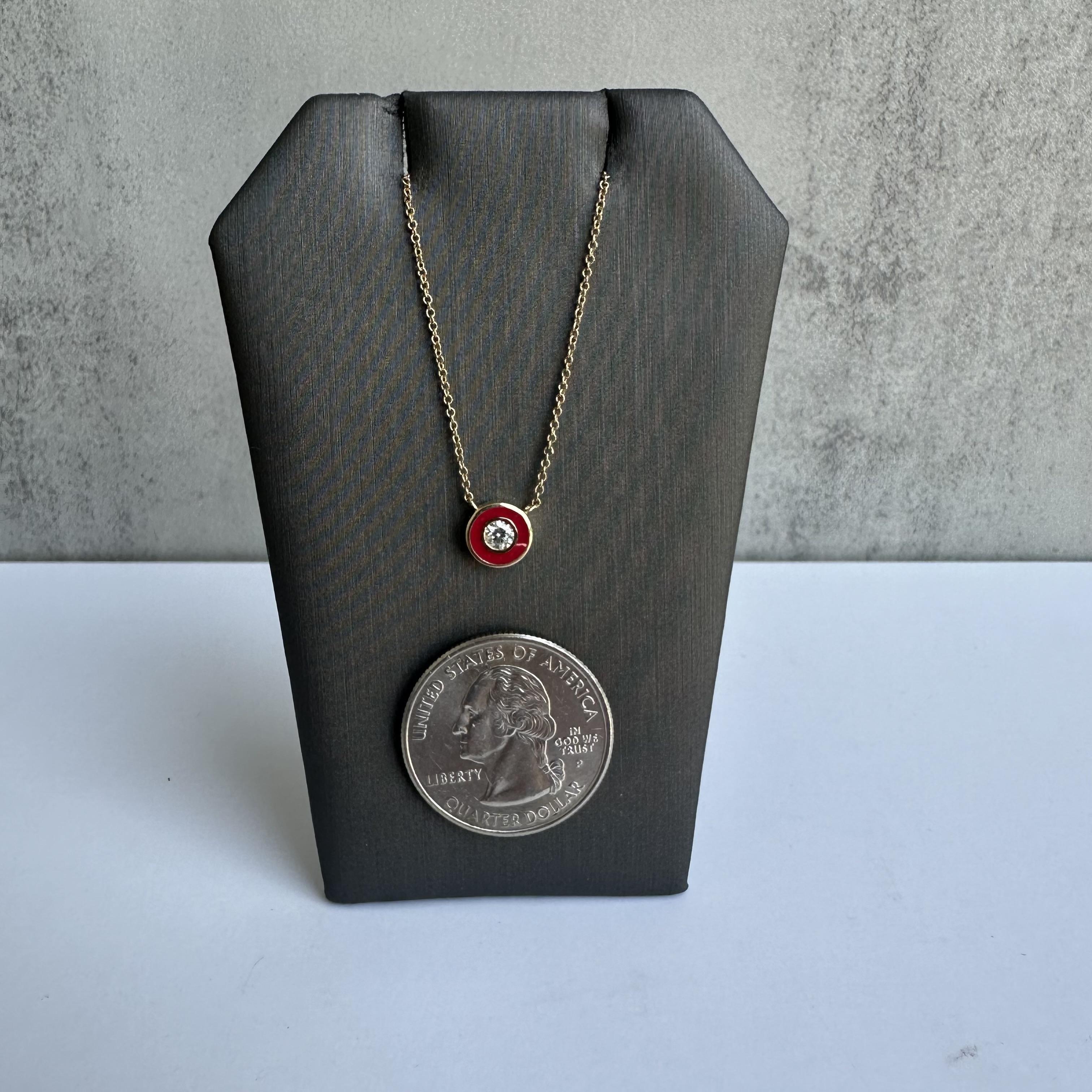 Collana con diamanti e smalto rosso in oro giallo 14 carati - 0,13 carati Nature In condizioni Nuovo in vendita a West Hempstead, NY
