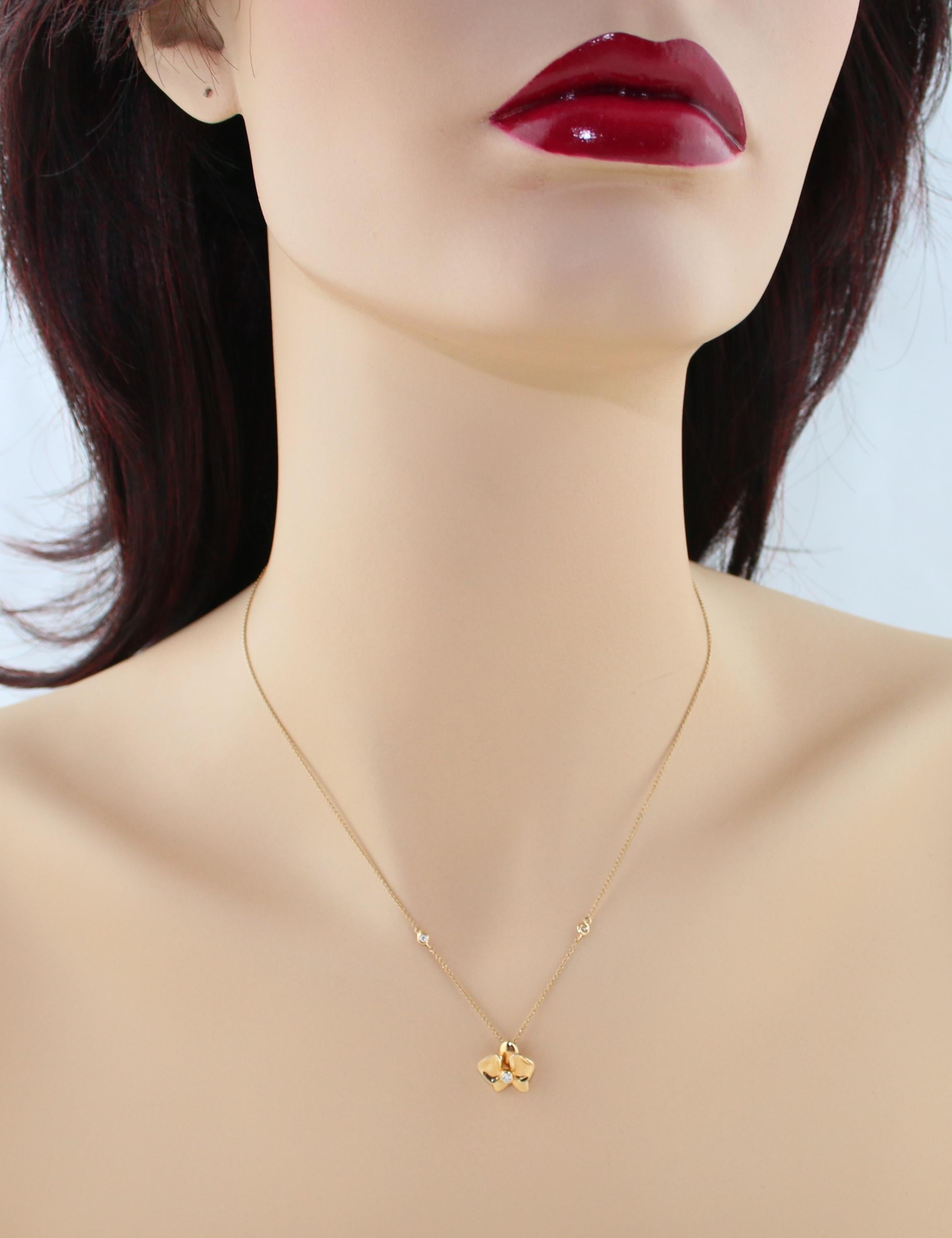 Halskette mit Diamant- und Roségold-Blumenanhänger (Rundschliff) im Angebot