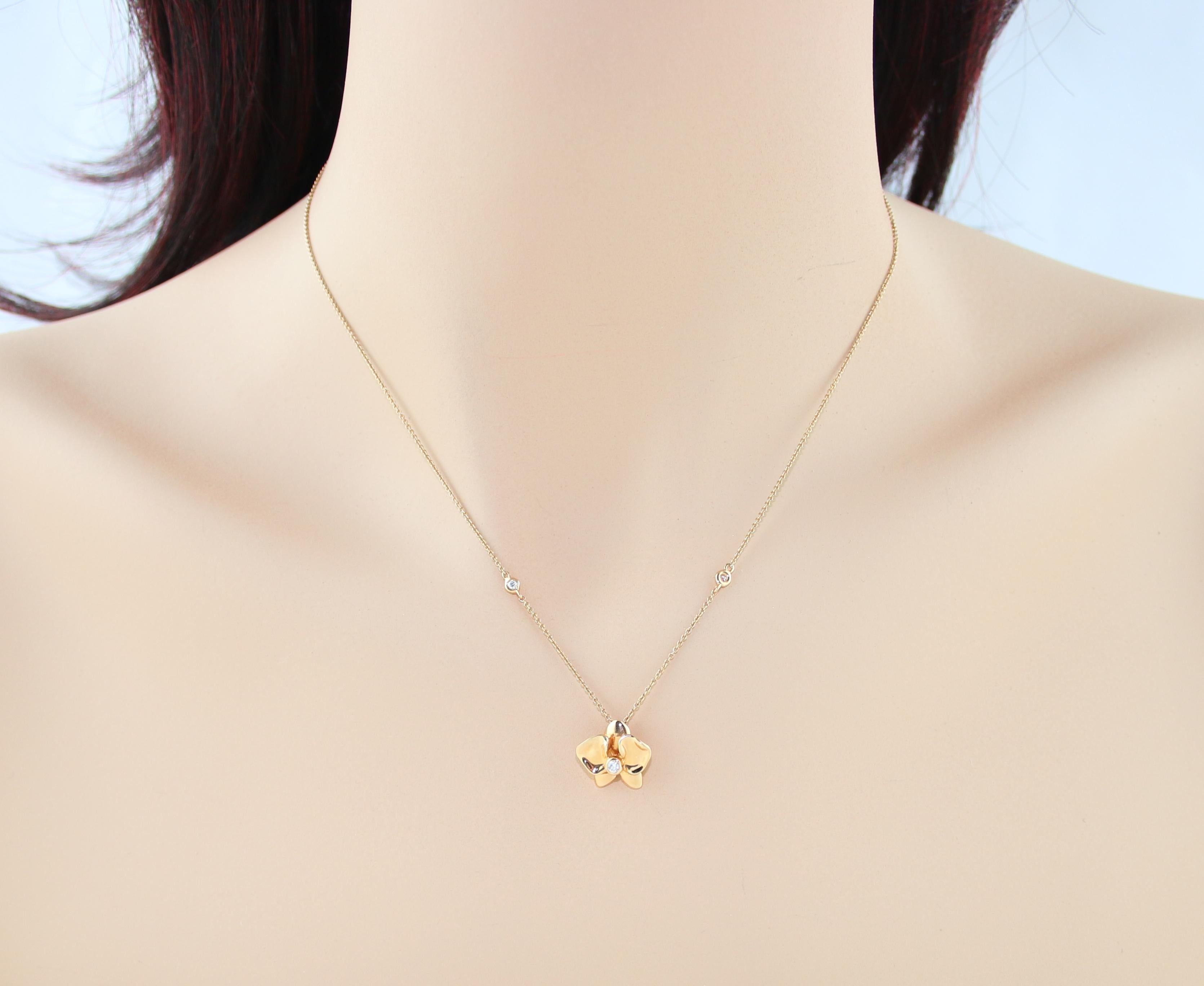 Diamond and Rose Gold Flower Pendant Chain Necklace In New Condition For Sale In New York, NY