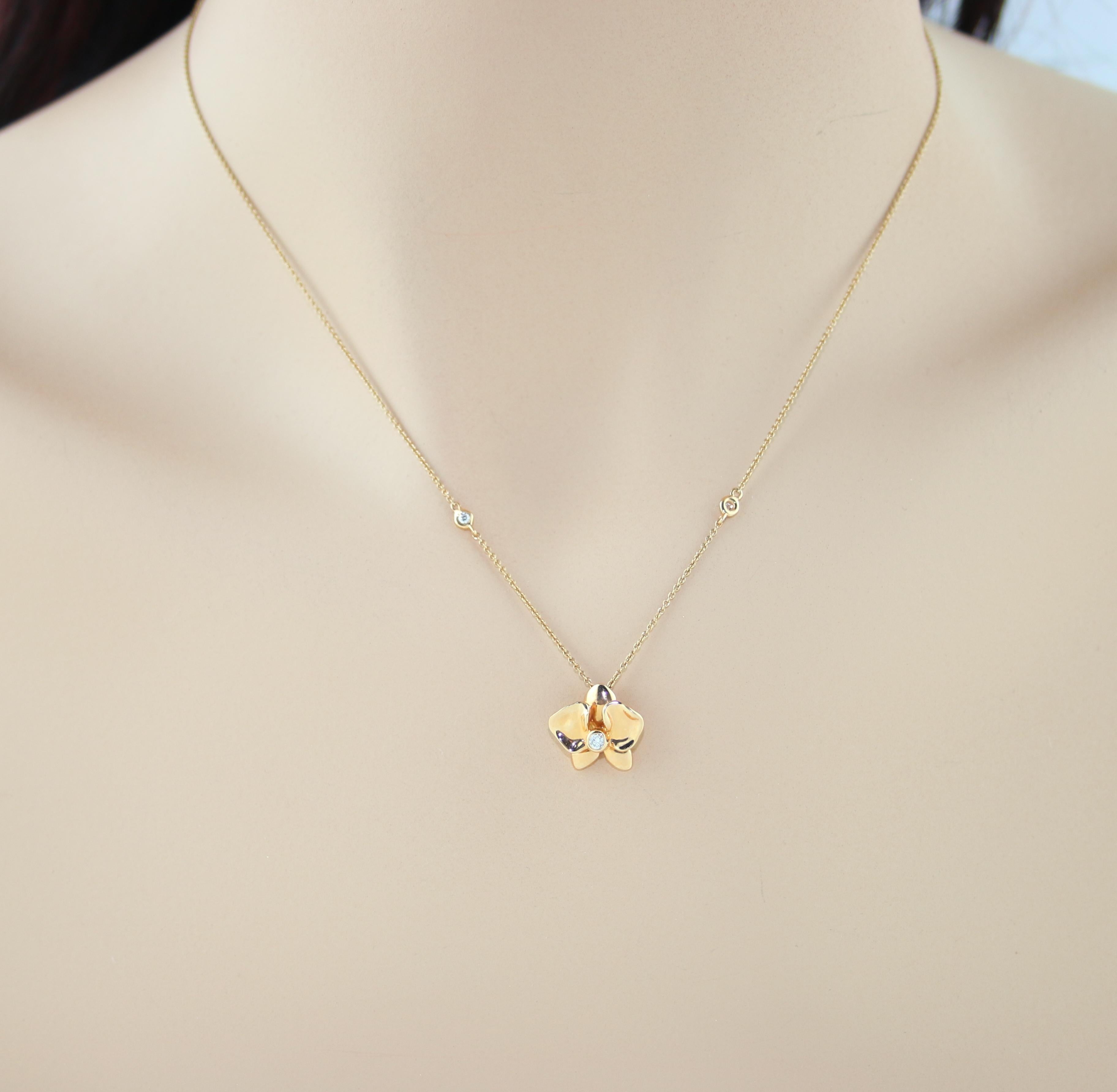 Women's Diamond and Rose Gold Flower Pendant Chain Necklace For Sale