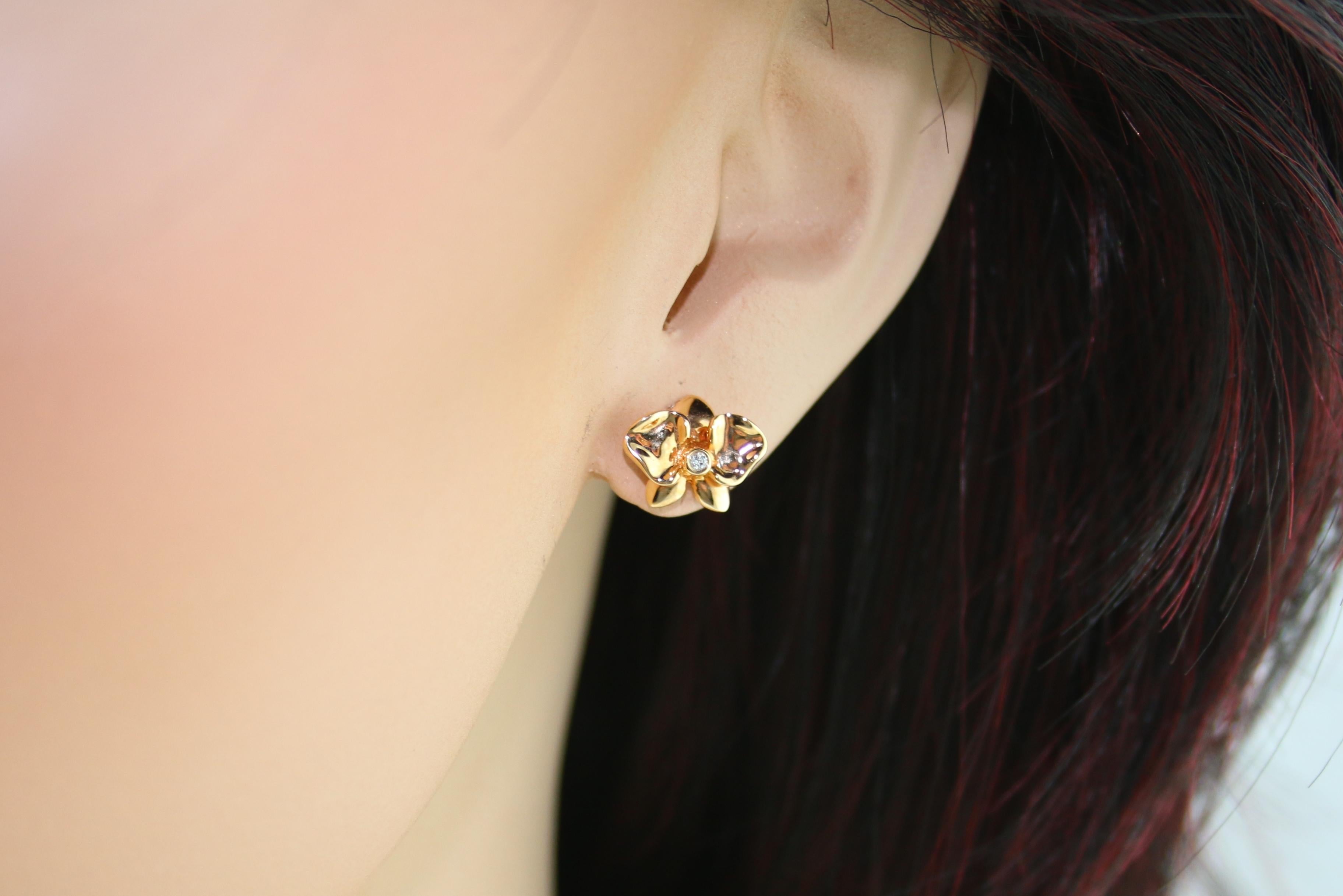 Diamond and Rose Gold Flower Stud Earrings In New Condition For Sale In New York, NY