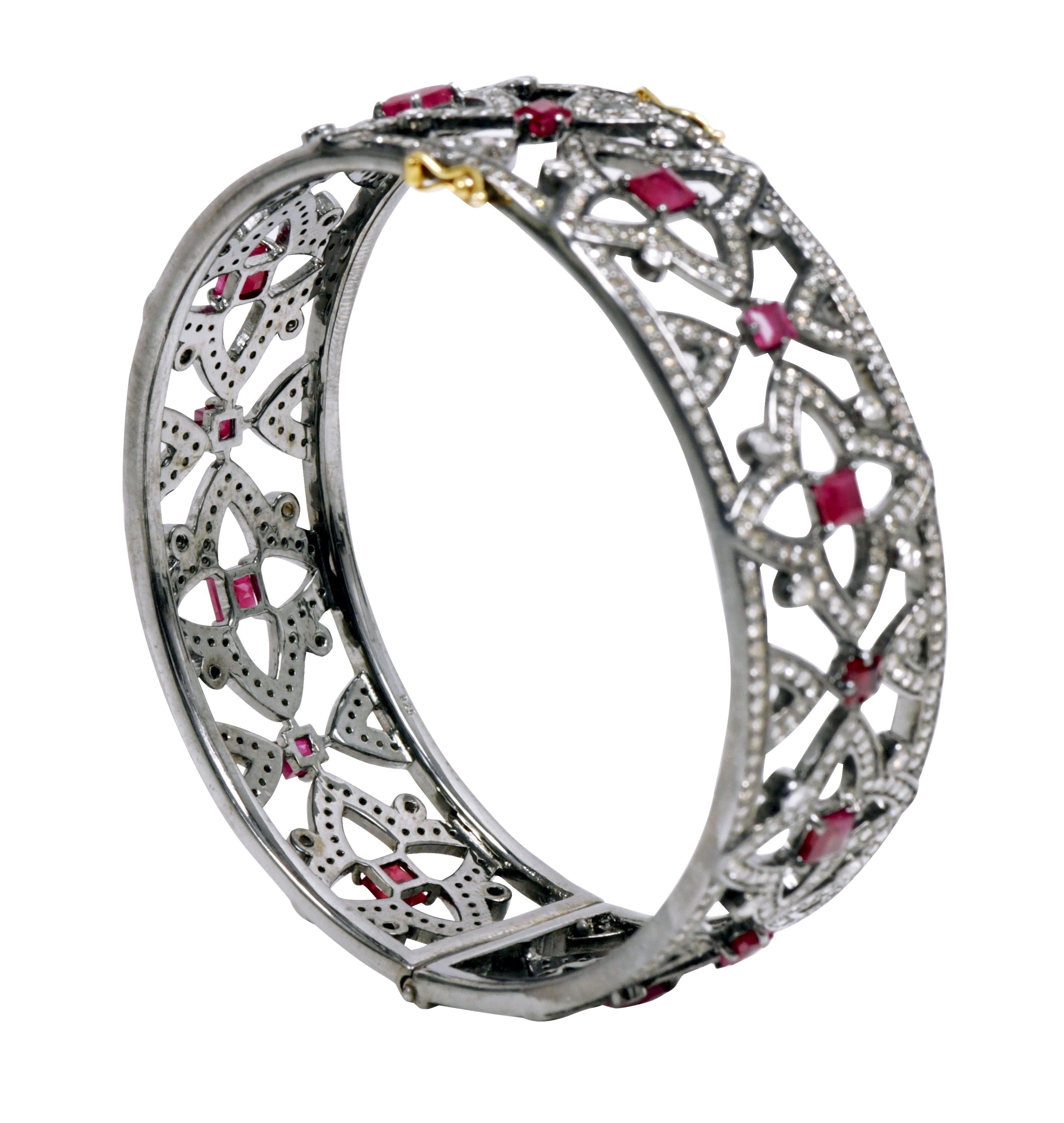 Diamond and Ruby 10.60 Carats Bangle in Victorian Style In New Condition For Sale In Jaipur, IN