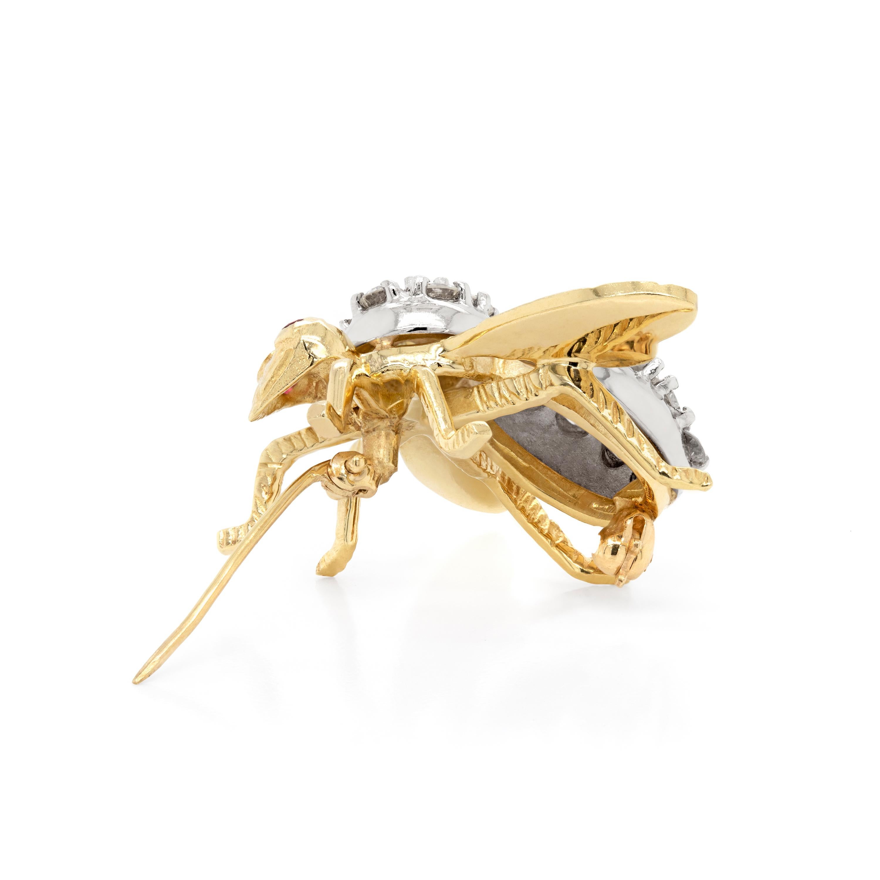 Diamond and Ruby 14 Carat White and Yellow Gold Bee Brooch In Excellent Condition For Sale In London, GB