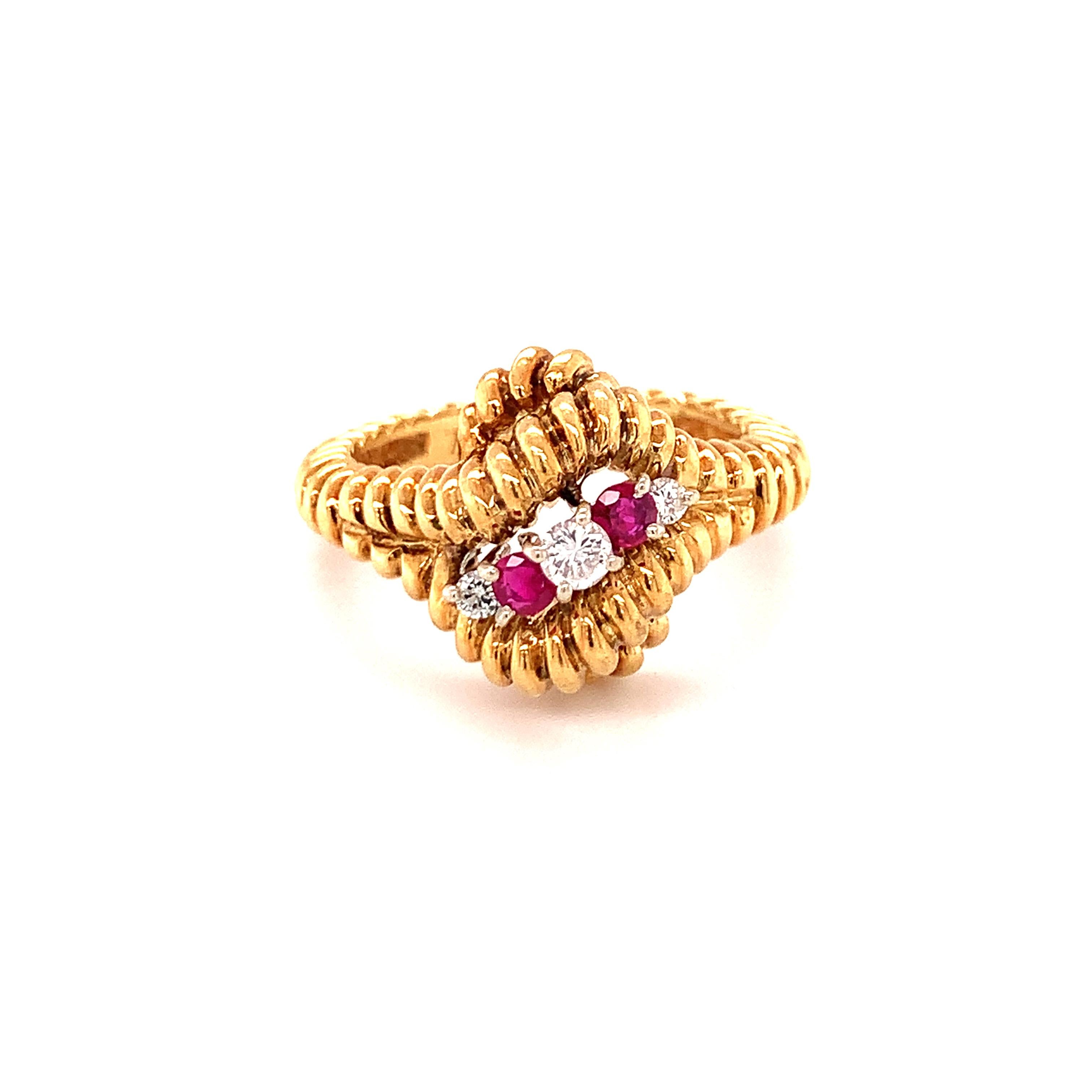 Diamond and Ruby 18K Yellow Gold Ring In Good Condition For Sale In Beverly Hills, CA