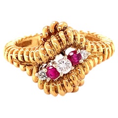 Anillo de oro amarillo de 18 quilates con diamantes y rubíes