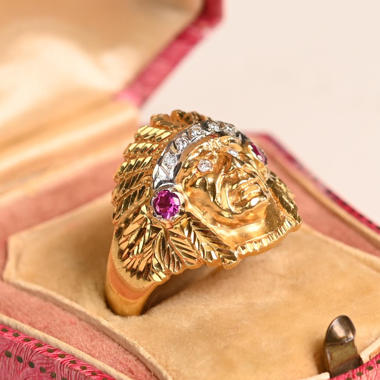 Dieser außergewöhnliche Ring zeigt eine aufwändige Darstellung eines Stammeshäuptlings, die sorgfältig in 18 Karat Gelbgold gefertigt wurde. Das Design ist reich an Details, mit fein gearbeiteten Gesichtszügen, die den Ausdruck des Häuptlings zum