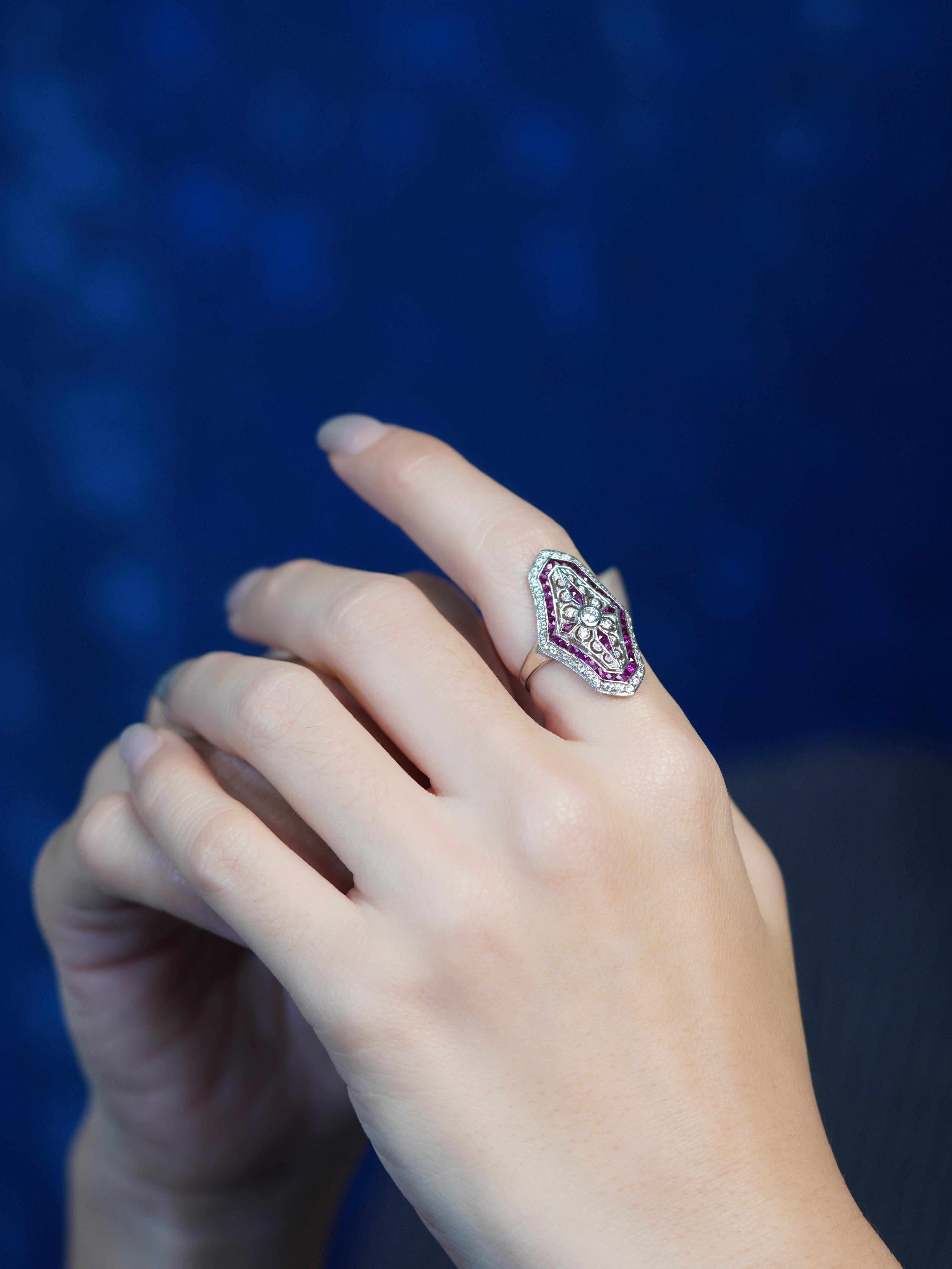 Taille ronde Bague de table en or blanc 14 carats, diamant et rubis, style Art déco en vente