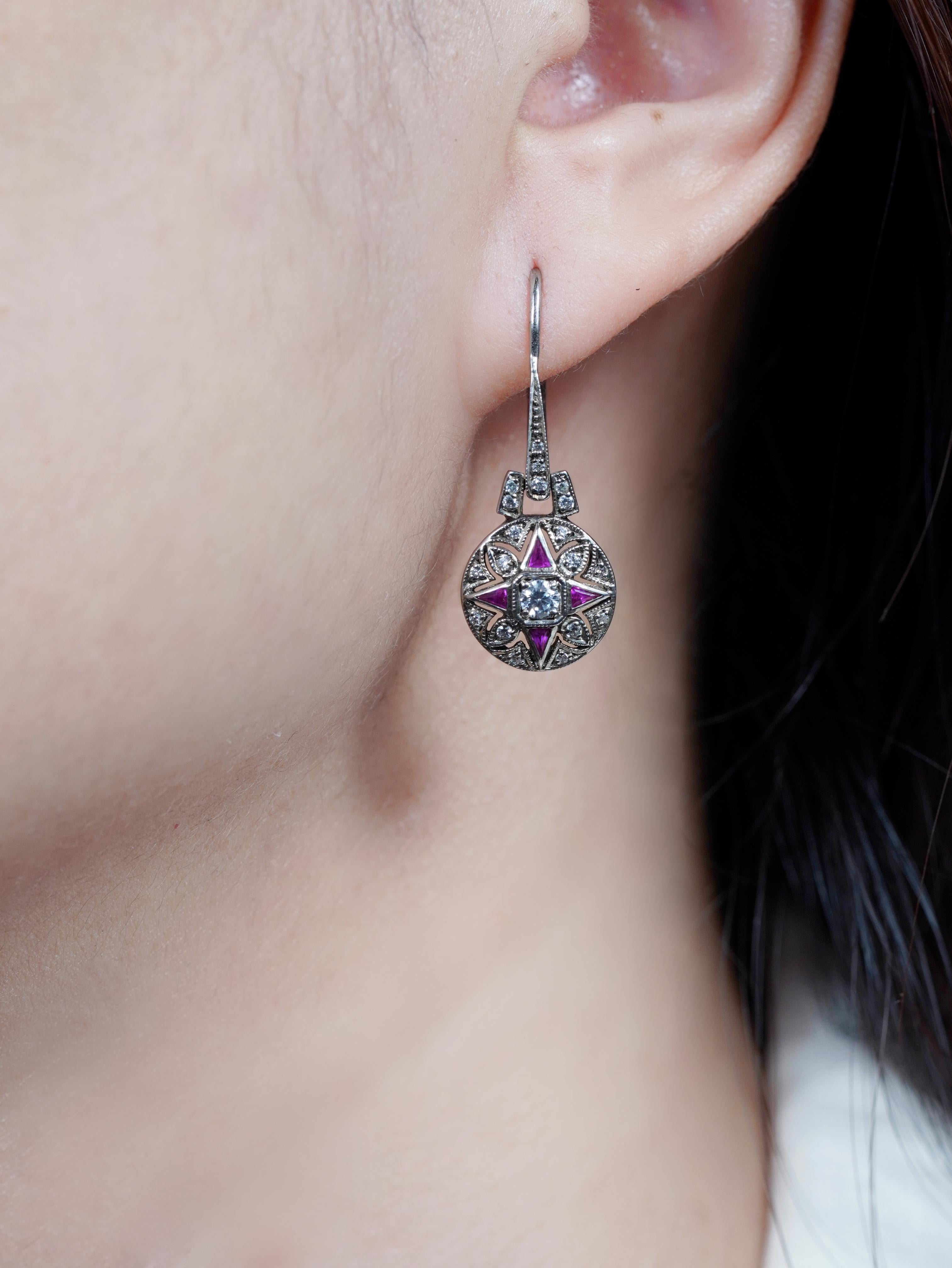 Taille ronde Boucles d'oreilles pendantes en or blanc 14 carats, diamants et rubis, style Art déco en vente
