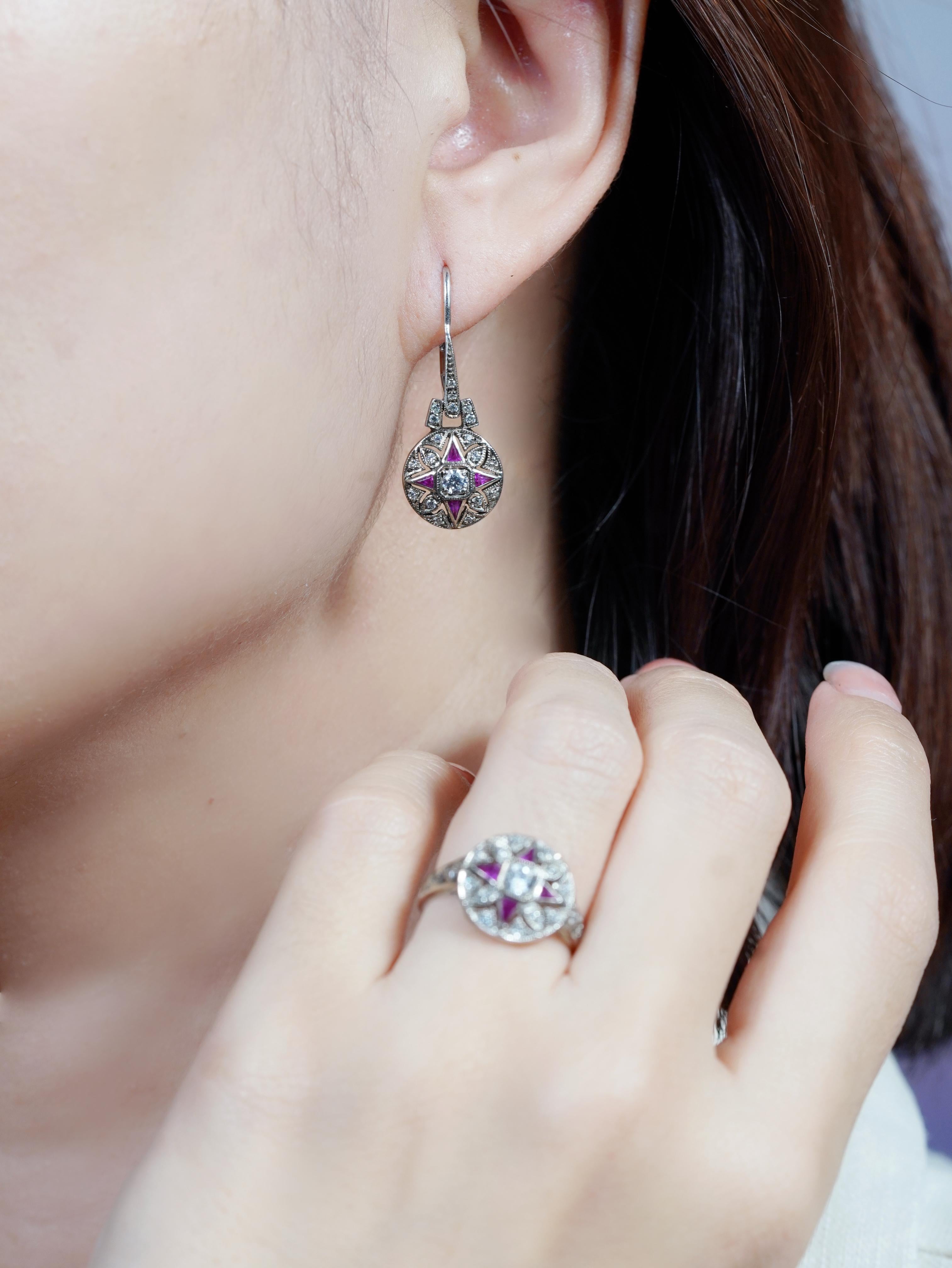 Boucles d'oreilles pendantes en or blanc 14 carats, diamants et rubis, style Art déco Neuf - En vente à Bangkok, TH