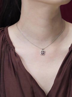Ciondolo floreale in stile Art Déco con diamanti e rubini in oro bianco 14K