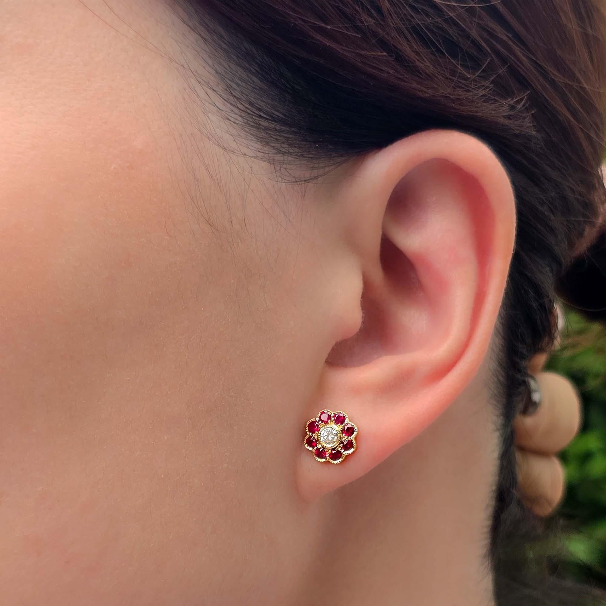 Taille ronde Clous d'oreilles de style Art déco en or jaune 14 carats avec diamants et rubis en vente