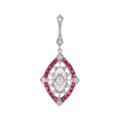 Pendentif en or blanc 14 carats diamant et rubis de style Art déco en forme de marquise