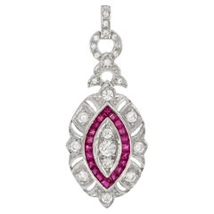 Pendentif en or blanc 18 carats avec diamants et rubis de style Art déco