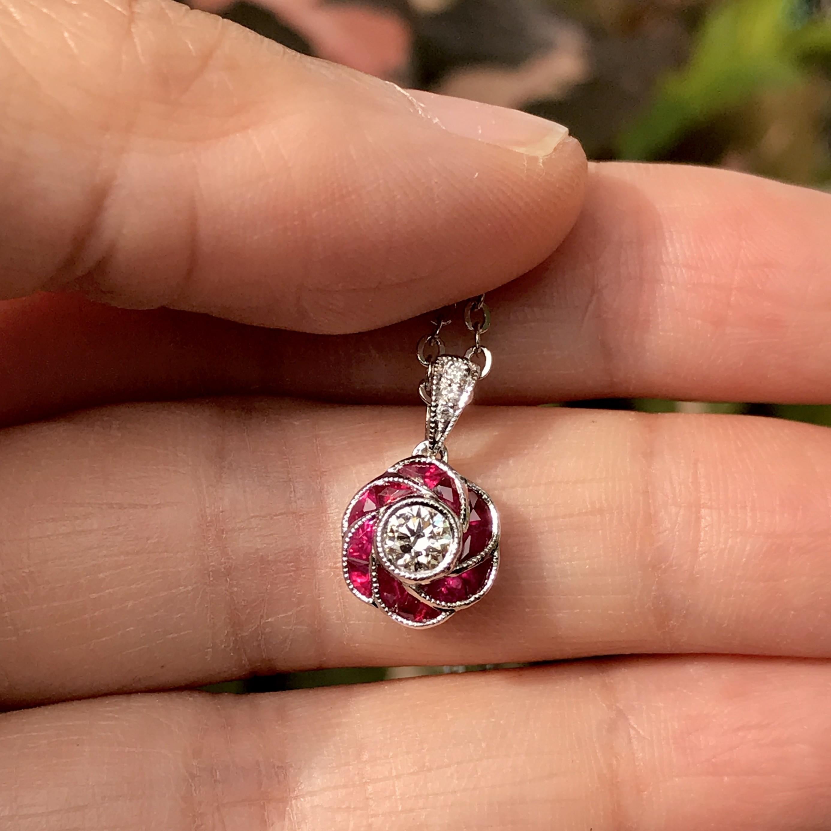 Taglio rotondo Ciondolo con diamante e rubino in stile Art Déco con rosa rossa in oro bianco 18 carati in vendita
