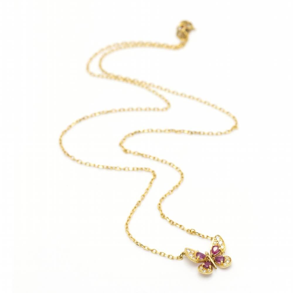 Collana in oro giallo con rubini e diamanti : 12 diamanti taglio Brilliante del peso di 0,12ct in qualità G/VS e 4x rubini del peso di 0,05ct : 3,60 grammi : Oro giallo 18kt : Misure: Lunghezza 43cm : Prodotto nuovo di zecca : Ref:D360403FJ