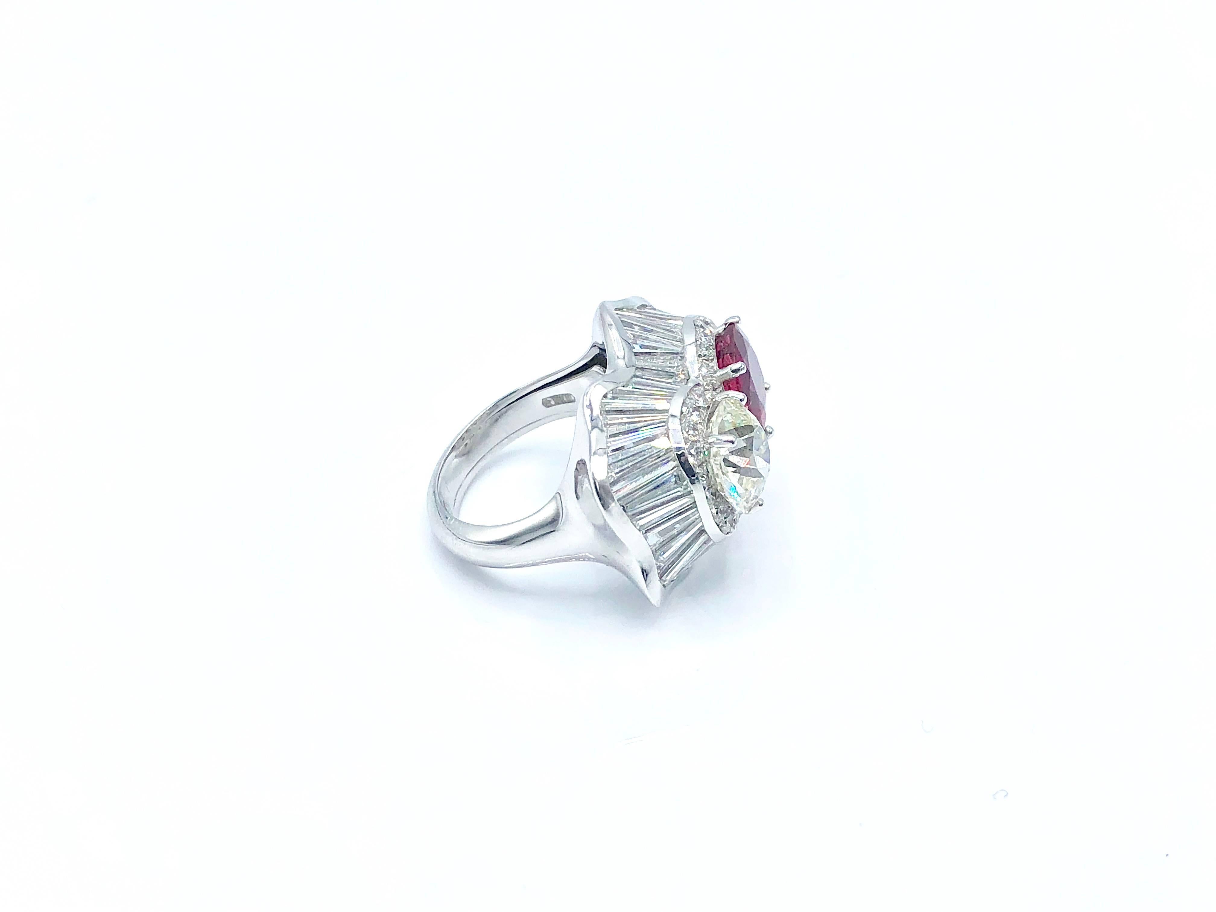 An exceptional cocktail twin ring featuring a stunning ruby and an old cushion cut 2,60 carat diamond surrounded by a contour of baguette cut diamonds for a total weight of 4,25 carats.

Ruby 3,02 - Cuchion Diamond 2,6 ct - Baguette Diamonds 4,25