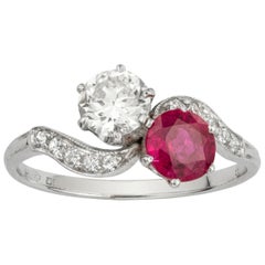 Anillo cruzado con diamantes y rubíes