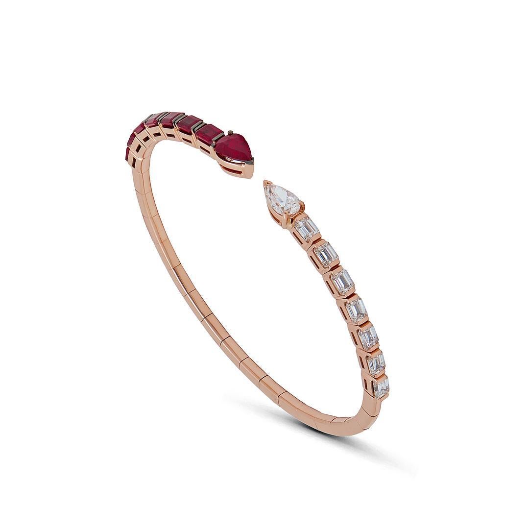 Ce bracelet manchette en diamants et rubis multiformes est une pièce de superposition idéale. Cette élégante manchette de style ouvert présente des diamants alternant avec des rubis, ajoutant une touche de couleur sophistiquée à n'importe quel look.