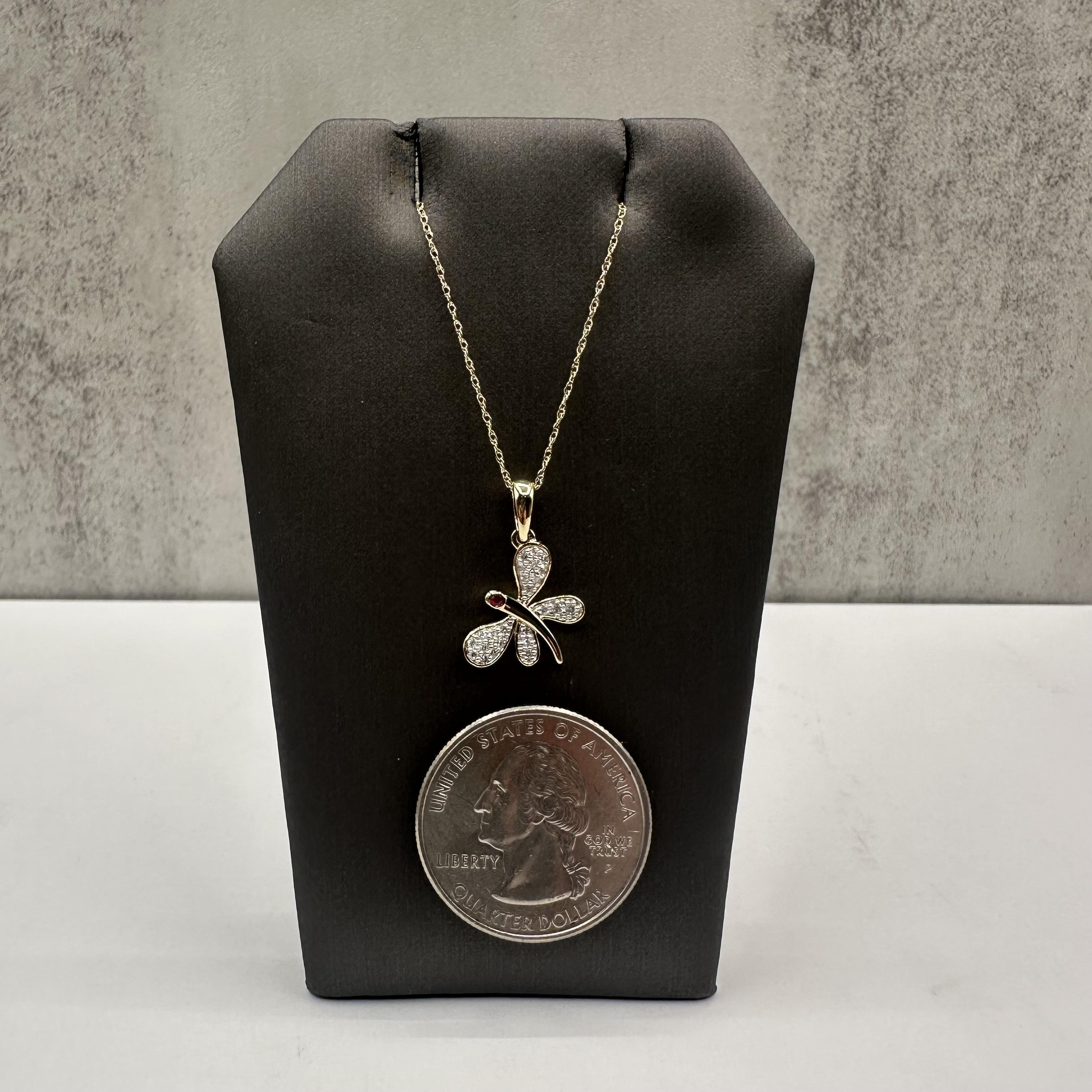 Diamant und Rubin Libelle Halskette in 10kt Gelbgold - 0.15ctw Diamanten, Neu im Zustand „Neu“ in West Hempstead, NY