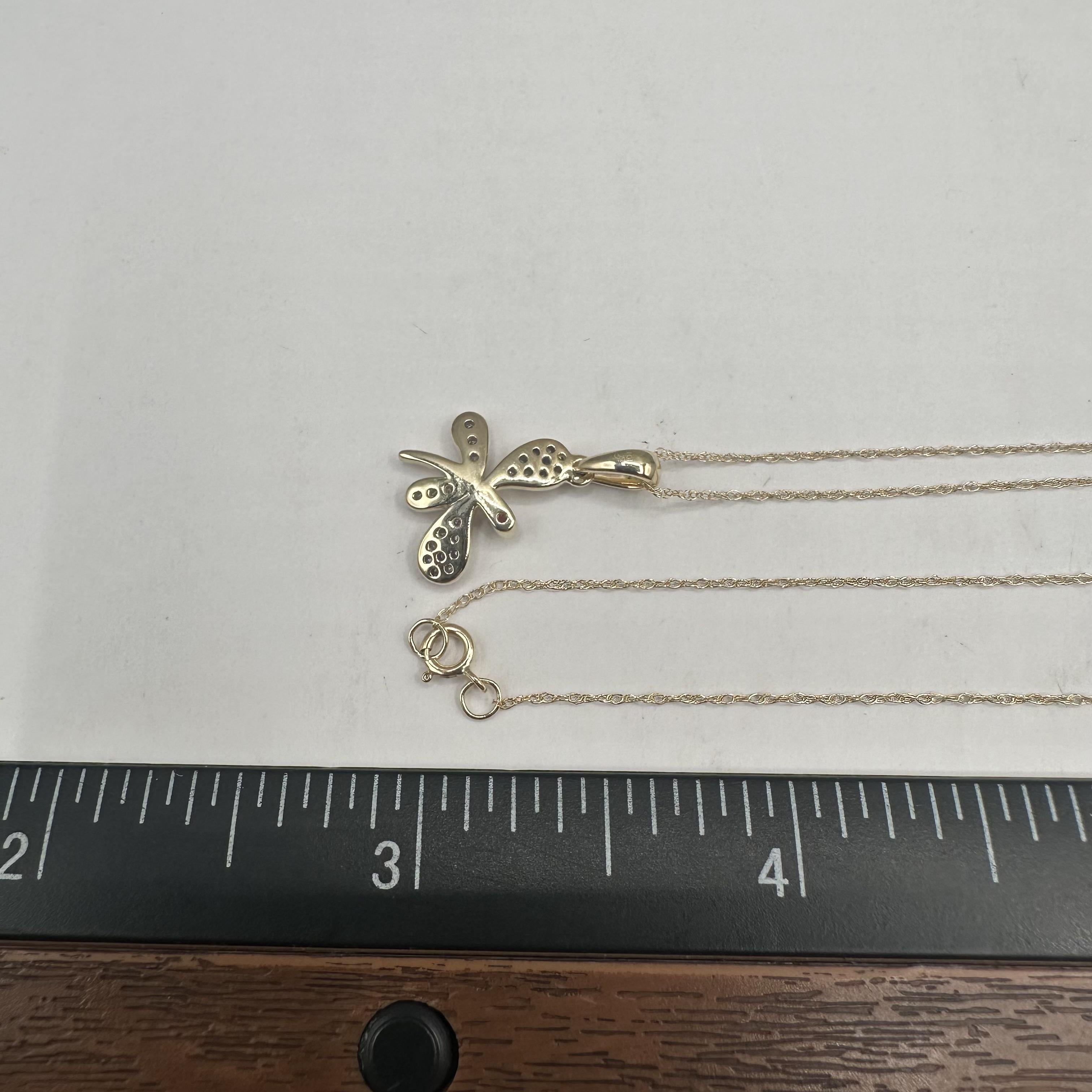 Diamant und Rubin Libelle Halskette in 10kt Gelbgold - 0.15ctw Diamanten, Neu Damen