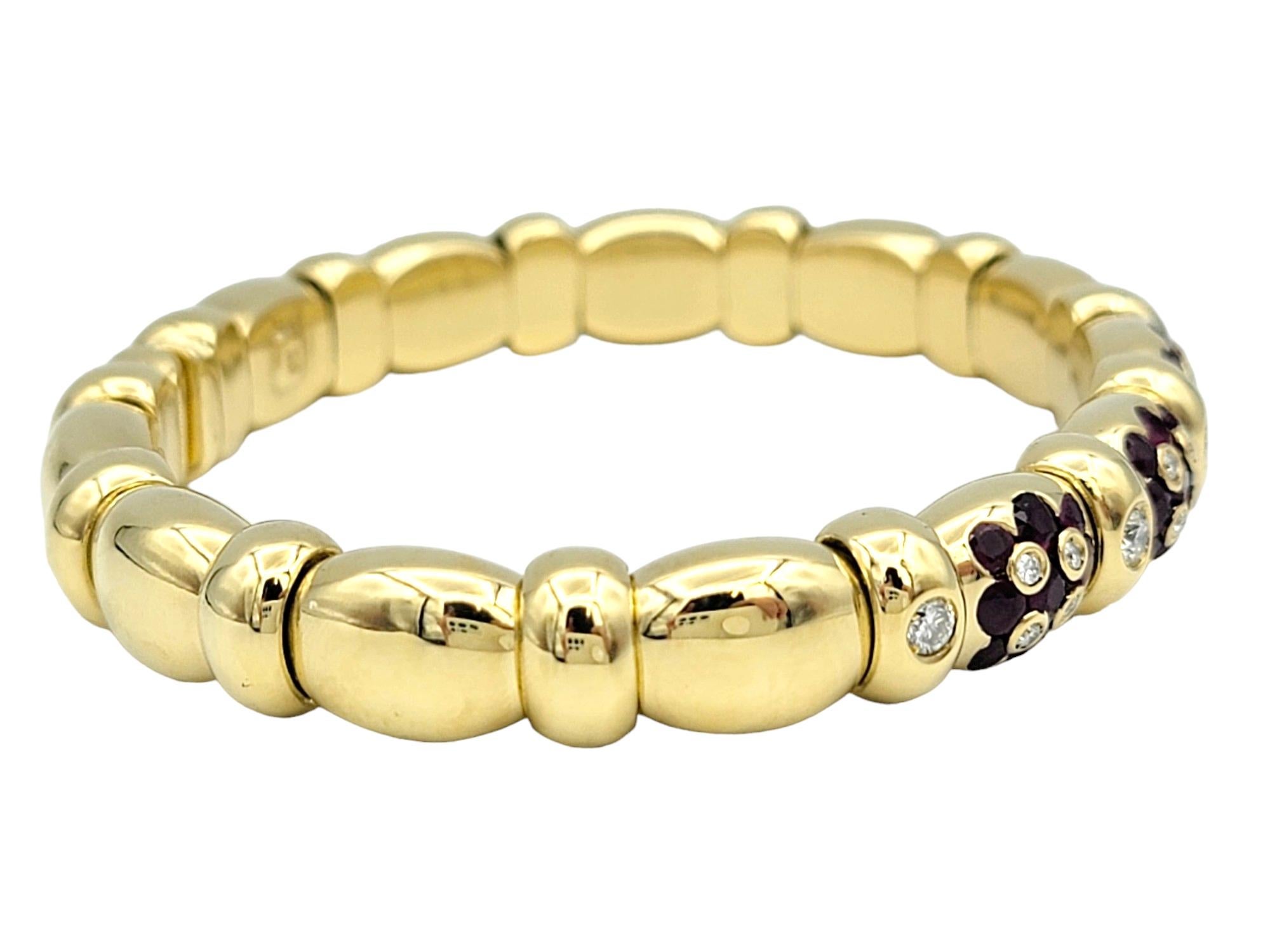Contemporain Bracelet manchette flexible en or jaune 18 carats avec motif de fleurs en diamant et rubis en vente