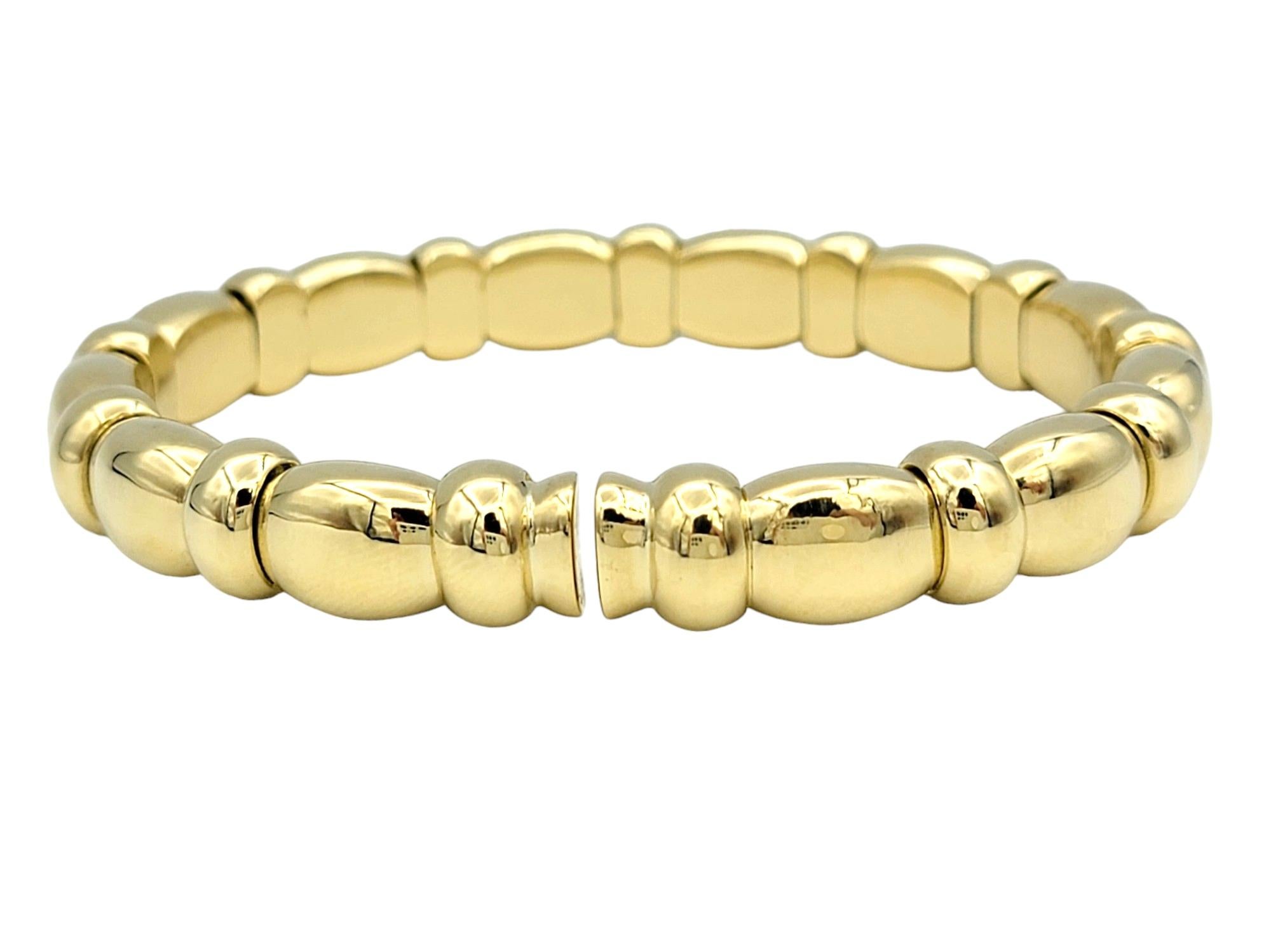 Taille ronde Bracelet manchette flexible en or jaune 18 carats avec motif de fleurs en diamant et rubis en vente