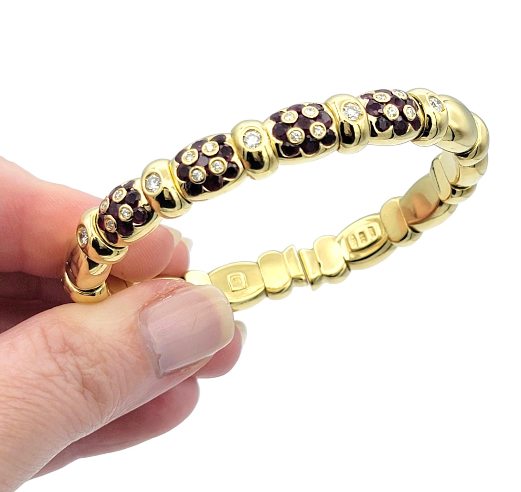 Bracelet manchette flexible en or jaune 18 carats avec motif de fleurs en diamant et rubis Bon état - En vente à Scottsdale, AZ