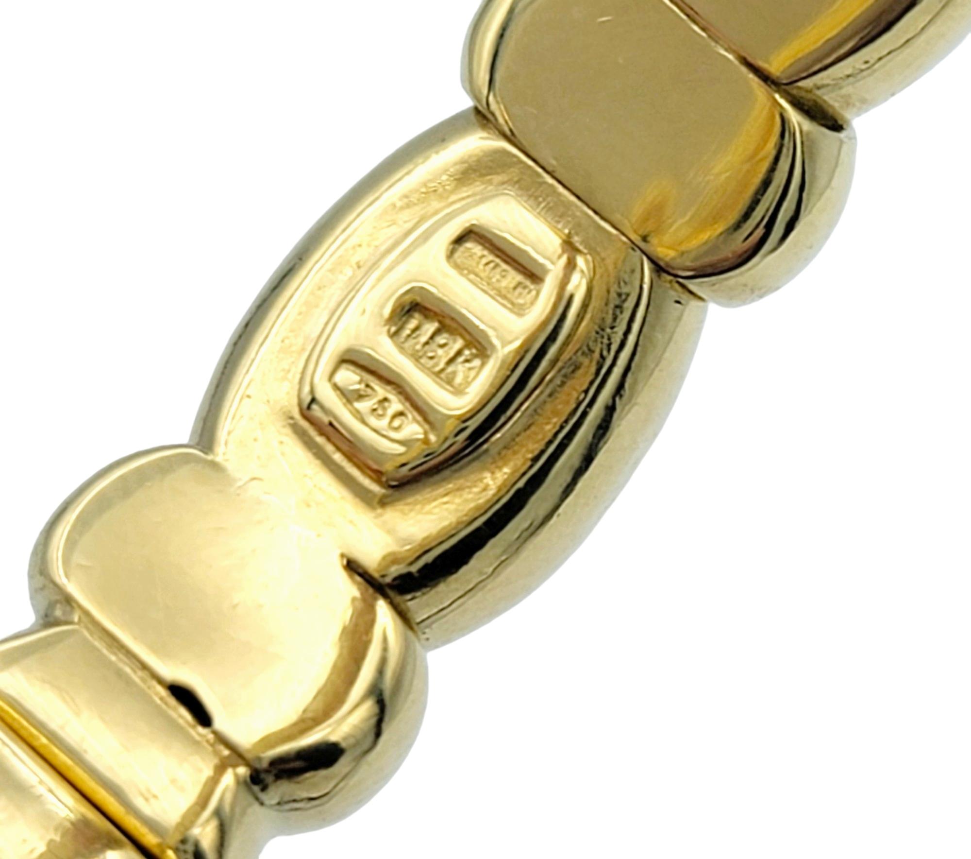 Bracelet manchette flexible en or jaune 18 carats avec motif de fleurs en diamant et rubis en vente 1