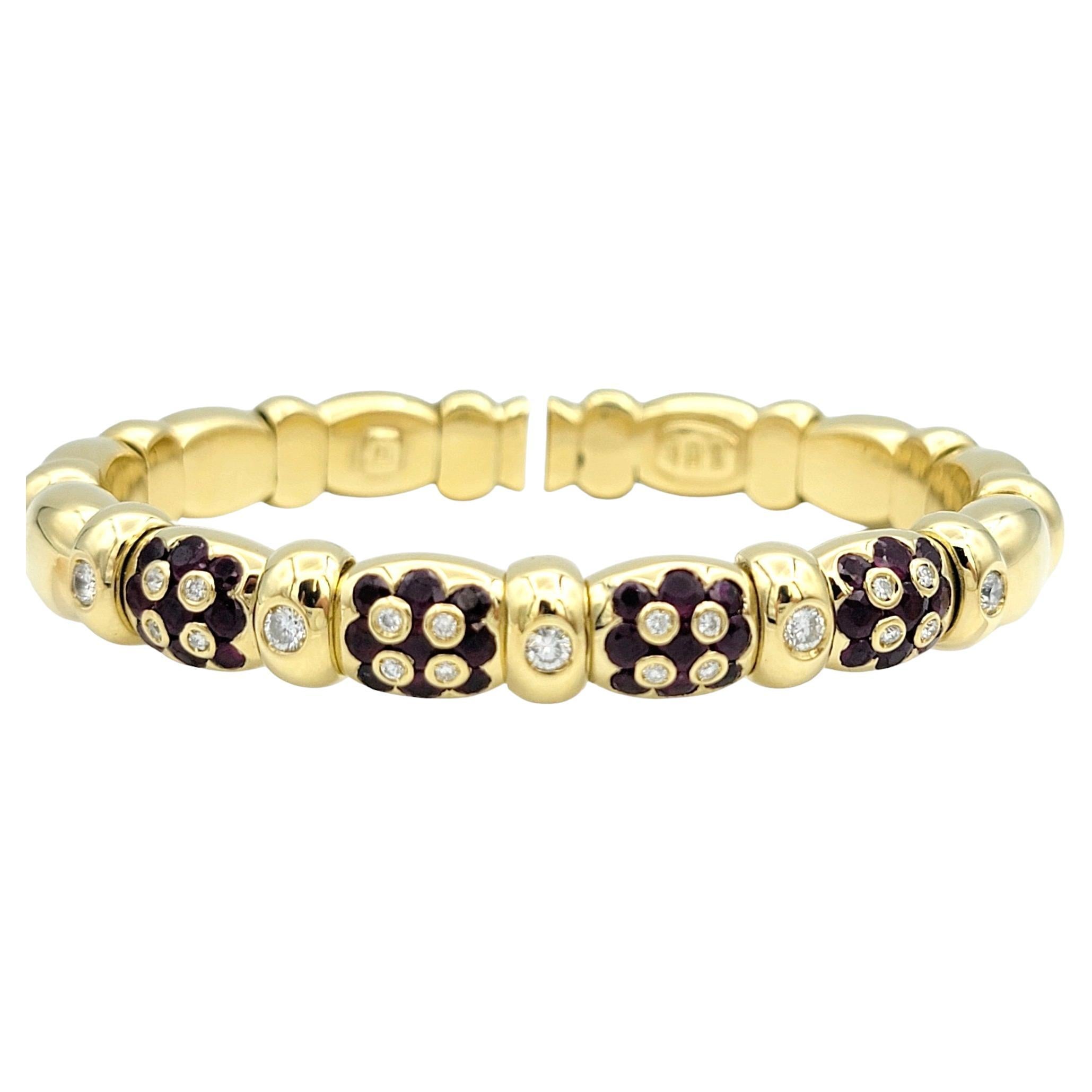Bracelet manchette flexible en or jaune 18 carats avec motif de fleurs en diamant et rubis en vente