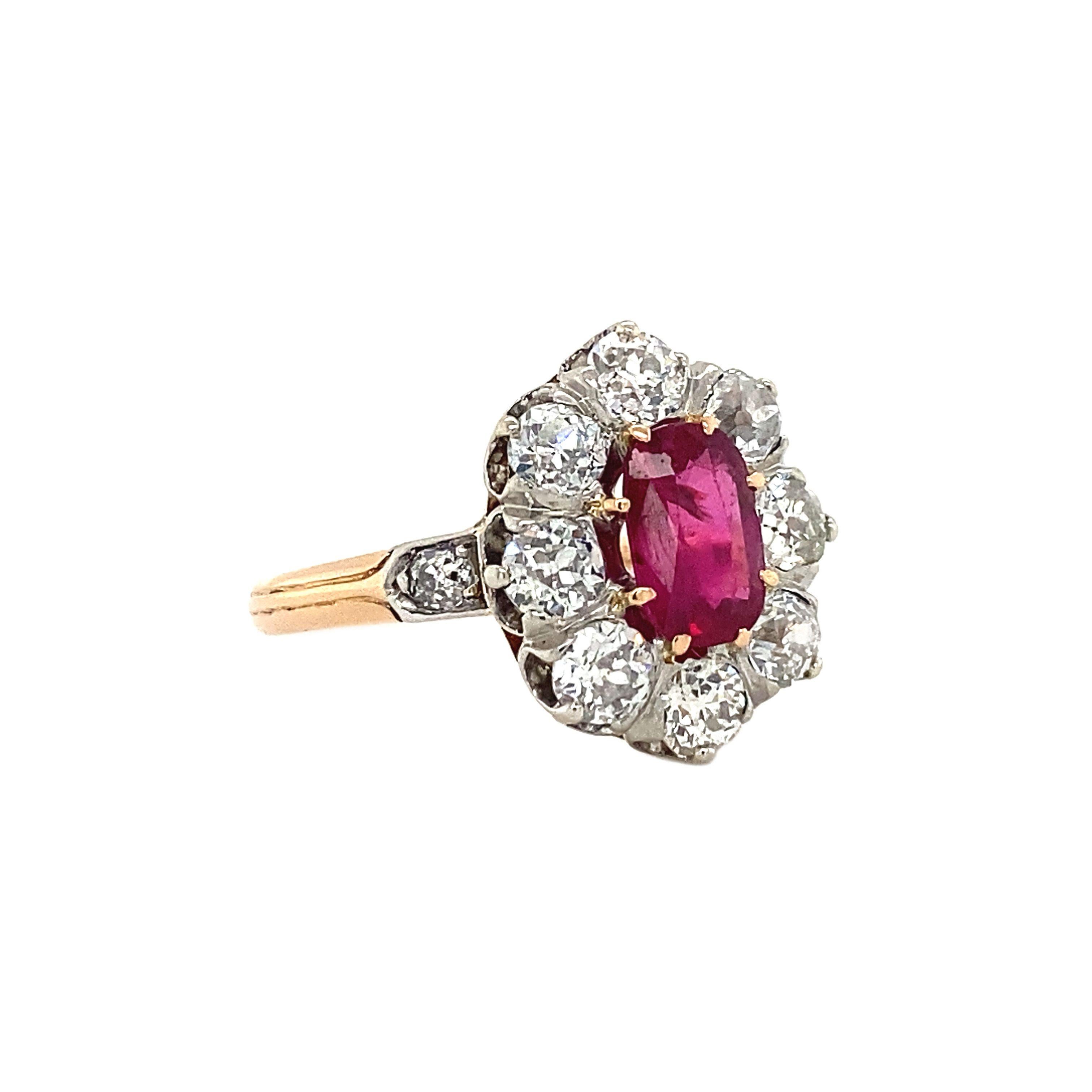 This gold entourage ring has eight diamonds and a faceted ruby in a chaton setting. The diamonds are set in platinum. Not the right size? Our goldsmith can adjust it in our own workshop. 

Material: Yellow gold and platinum
Assay: 14 carat and
