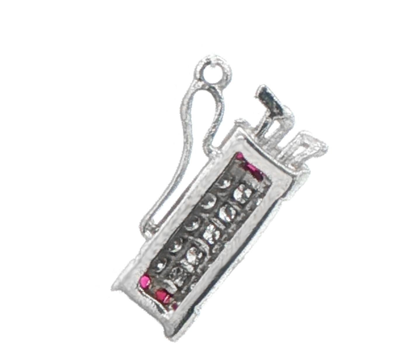 Questo piccolo charm con diamante per sacca da golf è un'ottima aggiunta a qualsiasi braccialetto di charme per gli amanti del golf. Altezza 15 mm, platino

15 diamanti=.24ct
8 Rubini=.12cts