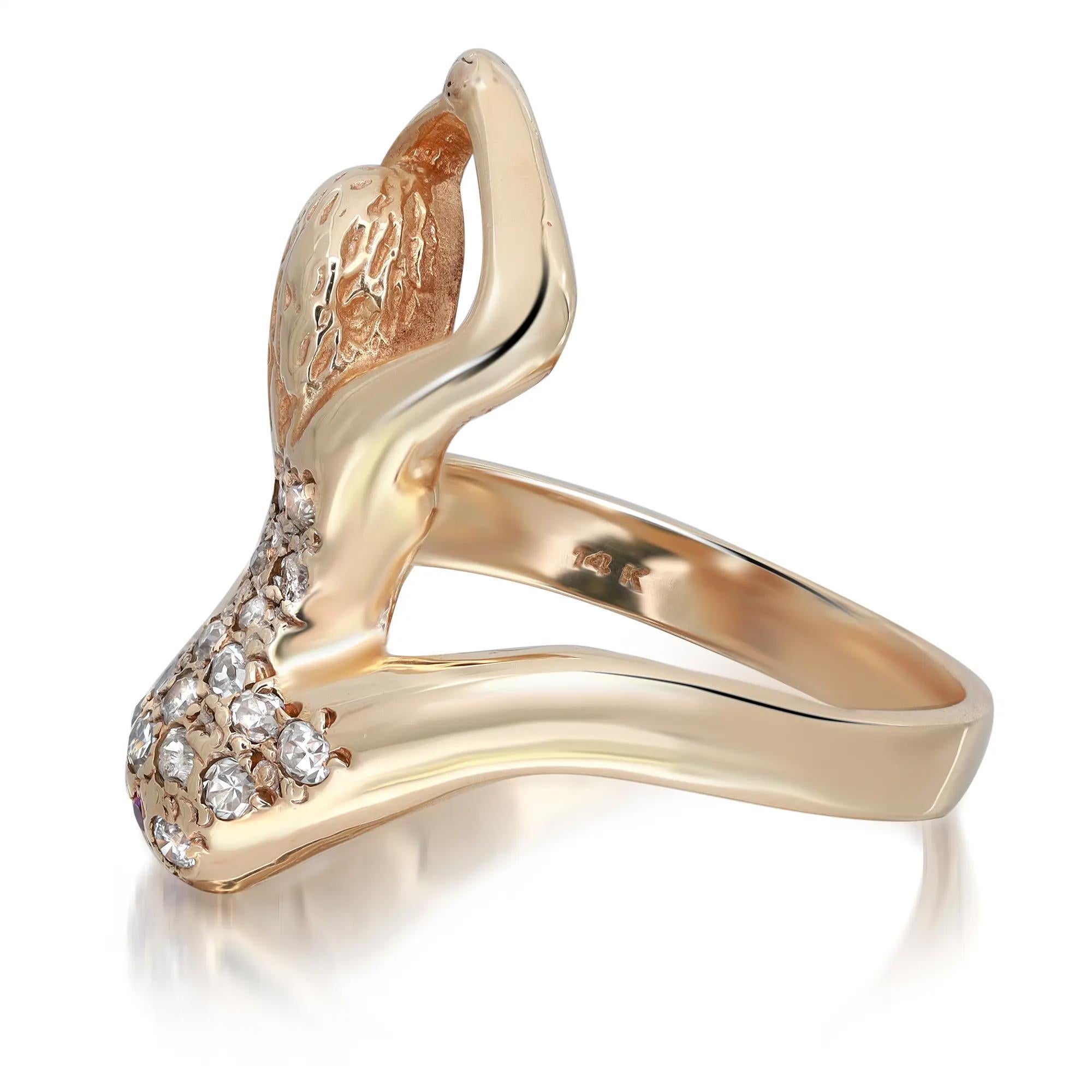Dieser wunderschöne Modering mit Damenmotiv ist aus 14 Karat Gelbgold gefertigt und mit runden Diamanten und zwei runden Rubinen besetzt. Der Ring hat die Größe 8,5 und wiegt insgesamt 7,61 Gramm. Obere Länge: 1 Zoll. Der Ring wird in einer
