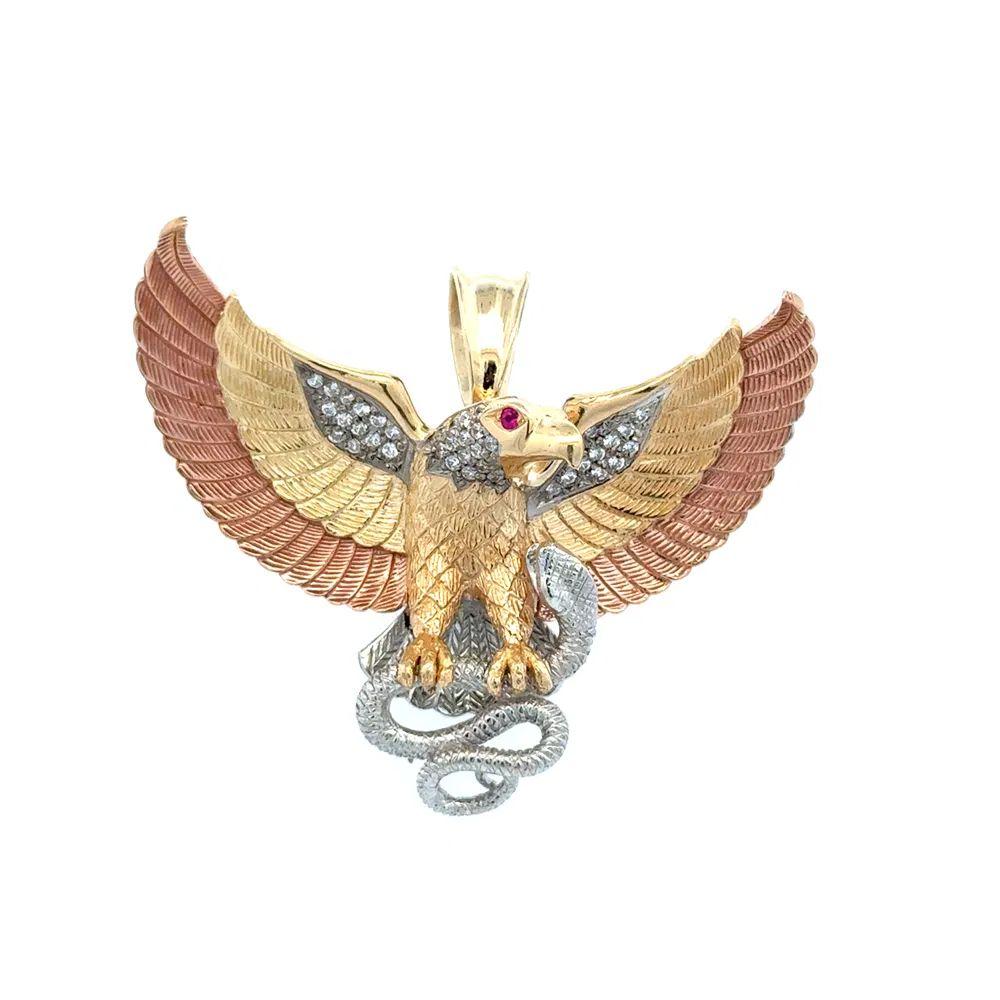 Einfach schön! Diamant und Rubin Majestic American Eagle hält eine Schlange Gold-Anhänger. Sicherlich Hand mit .40tcw RBC Diamond & Rubine gesetzt. In feiner Handarbeit aus Triton 14K Gold gefertigt. Maße: ca. 1,6