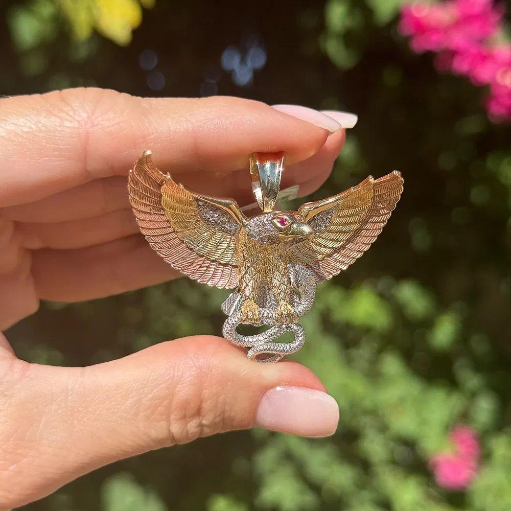 Diamant und Rubin Majestic American Eagle hält eine Schlange Gold Vintage By Anhänger (Modernistisch) im Angebot