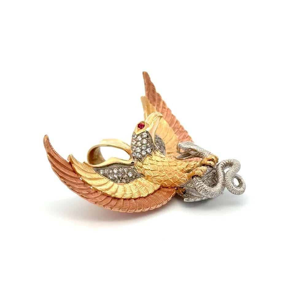 Diamant und Rubin Majestic American Eagle hält eine Schlange Gold Vintage By Anhänger (Gemischter Schliff) im Angebot