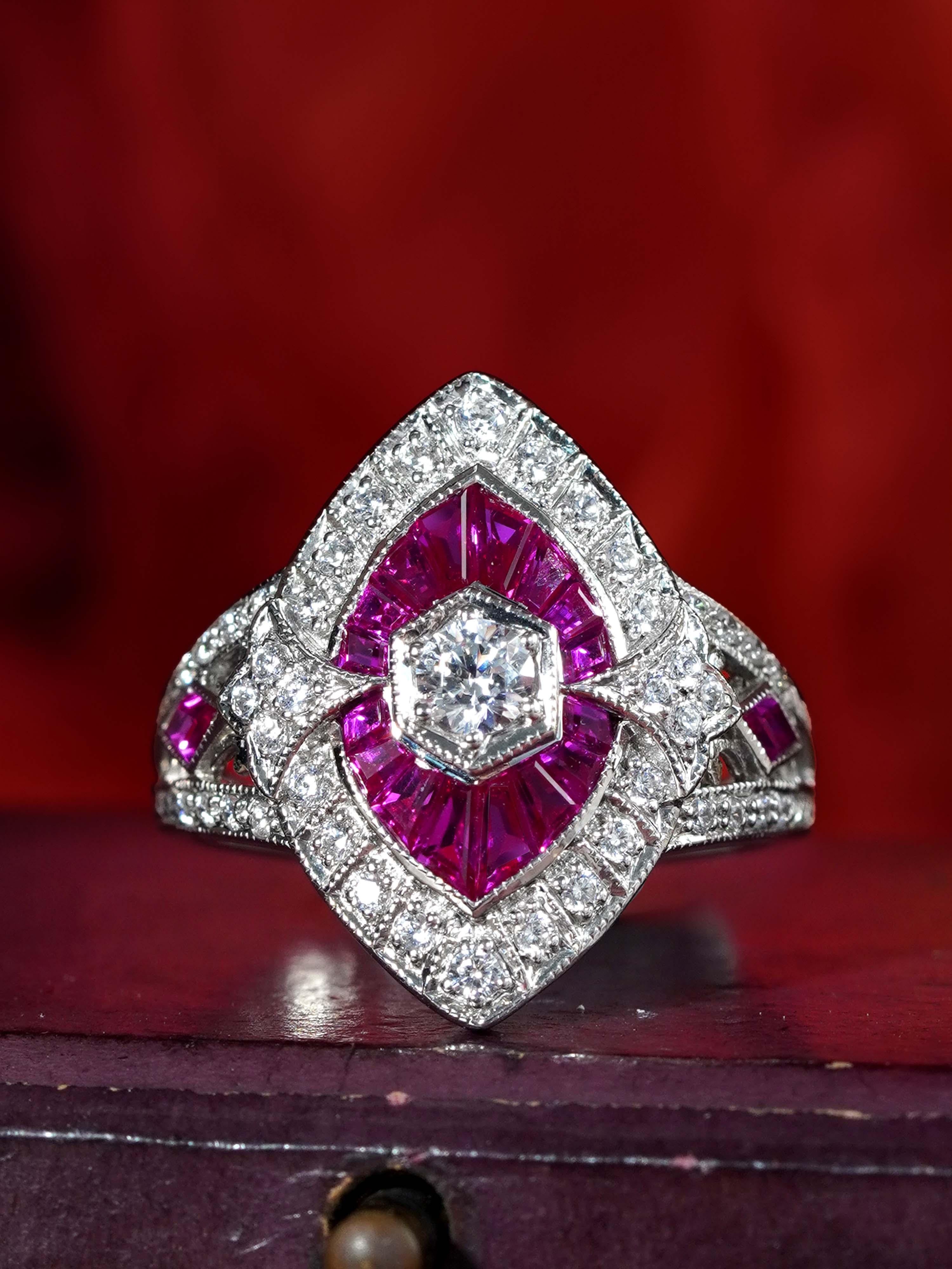 Donna Anello di fidanzamento con diamante e rubino a forma di marquise in stile Art Déco in oro bianco 18 carati in vendita