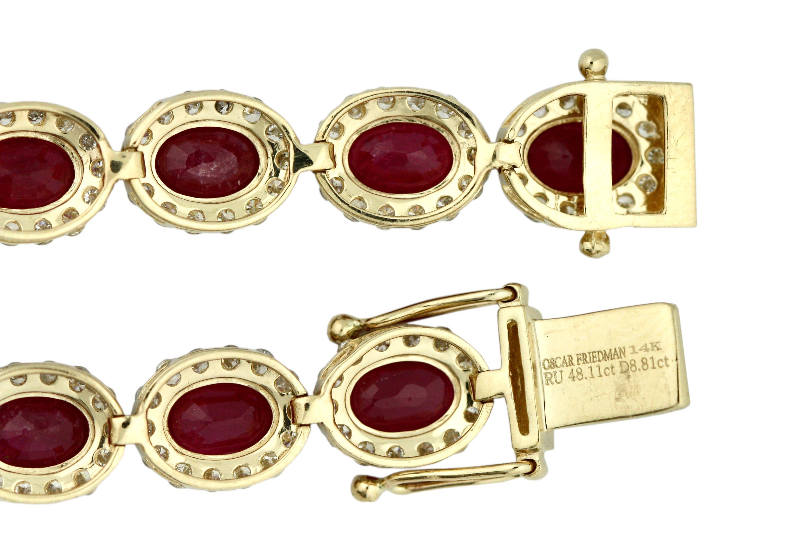 14K Oscar Friedman Diamant und Rubin Halskette 
Einundvierzig Rubine im Ovalschliff mit einem Gewicht von ca. 48,11 Karat werden von fünfhundertachtundneunzig runden Diamanten im Brillantschliff mit einem Gewicht von ca. 8,81 Karat umrahmt. 
Länge