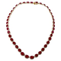 Halskette mit Diamanten und Rubinen