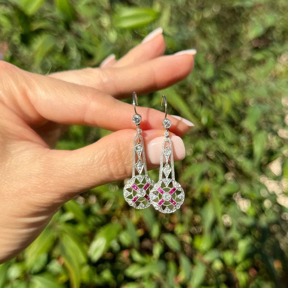 Art Déco Orecchini a goccia in platino con diamanti e rubini Estate Jewelry in vendita