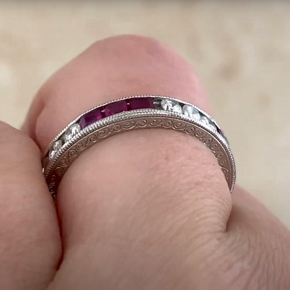 Taglio rotondo Fascia per l'eternità in platino con diamanti e rubini (circa 0,30 carati), platino in vendita