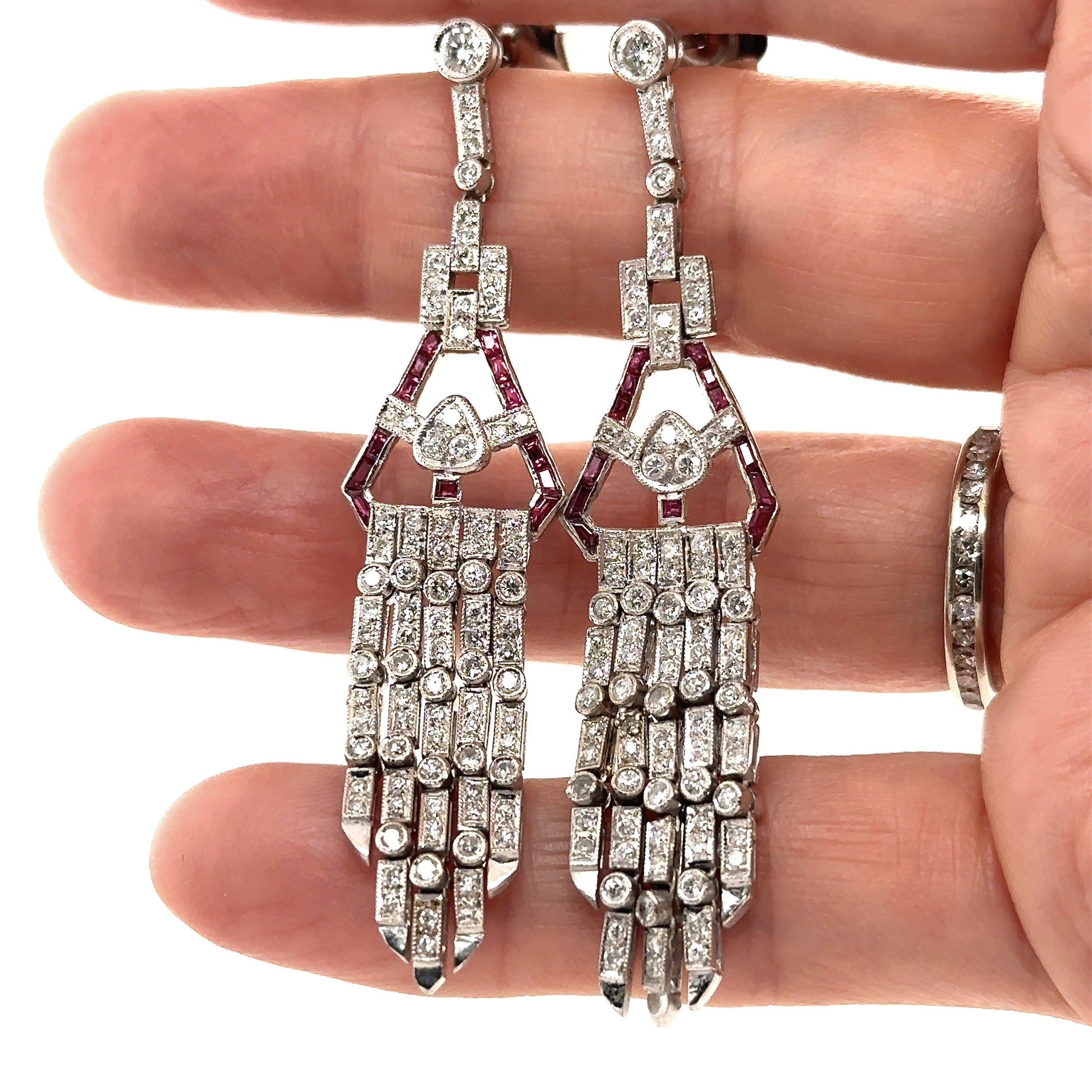 Diamond and Ruby Platinum Vintage Dangle Earrings en Bueno estado para la venta en Los Angeles, CA