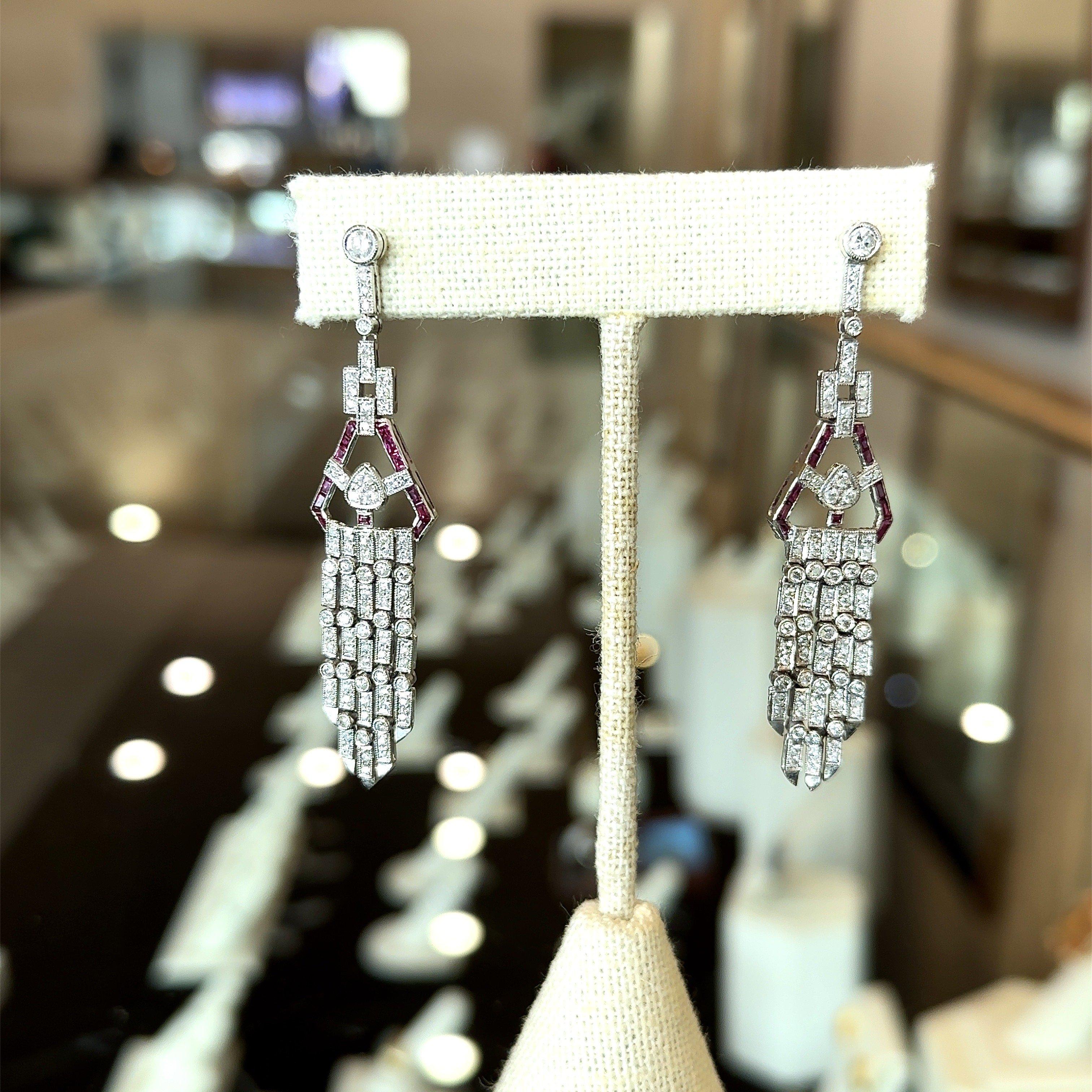 Diamond and Ruby Platinum Vintage Dangle Earrings en venta 1
