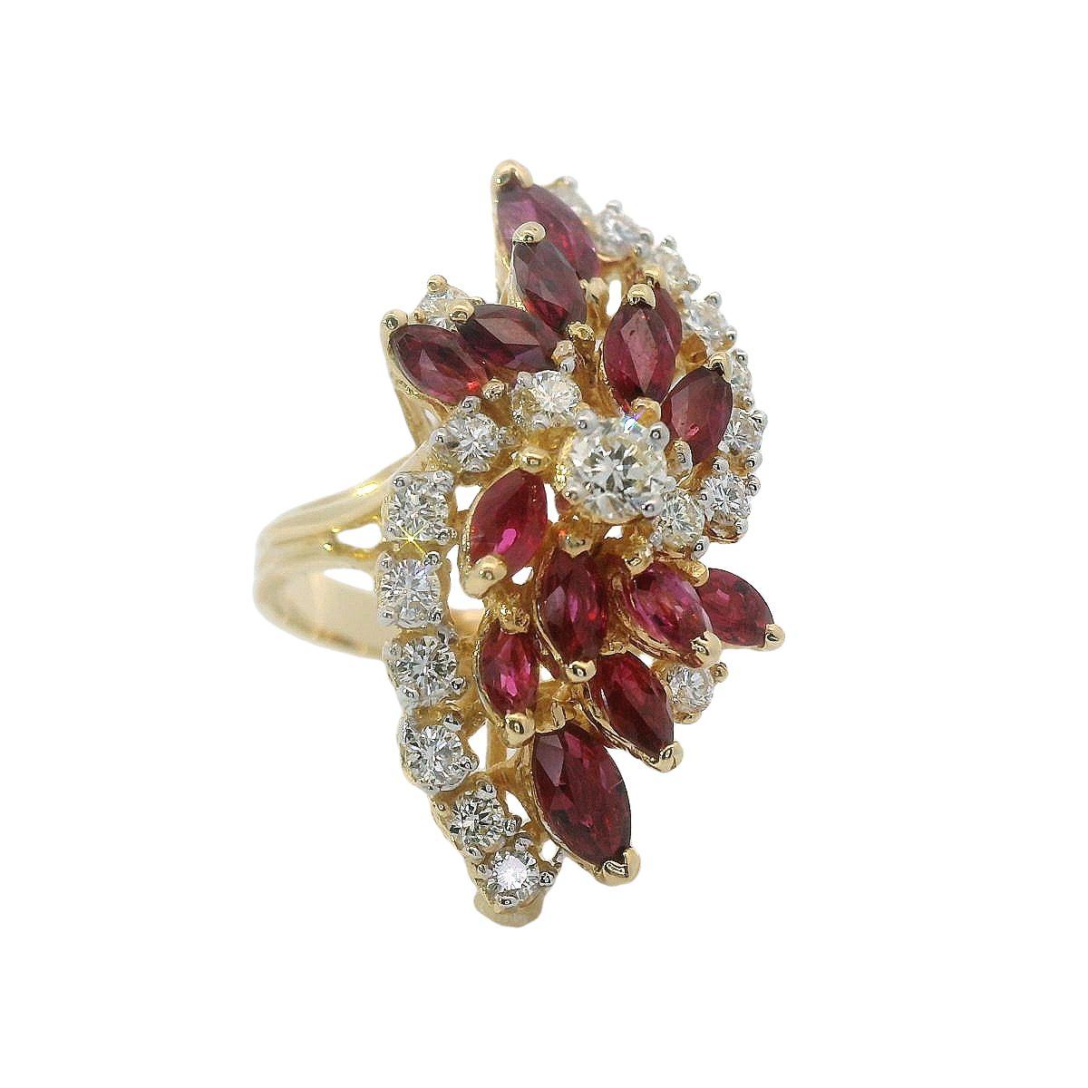 Dieser einmalige Cocktailring besticht durch sein atemberaubendes Vintage-Design mit runden Brillanten und Marquis-Rubinen. Dieses mit viel Liebe zum Detail gefertigte Stück strahlt Eleganz und Raffinesse aus. Mit diesem prächtigen Retro-Ring